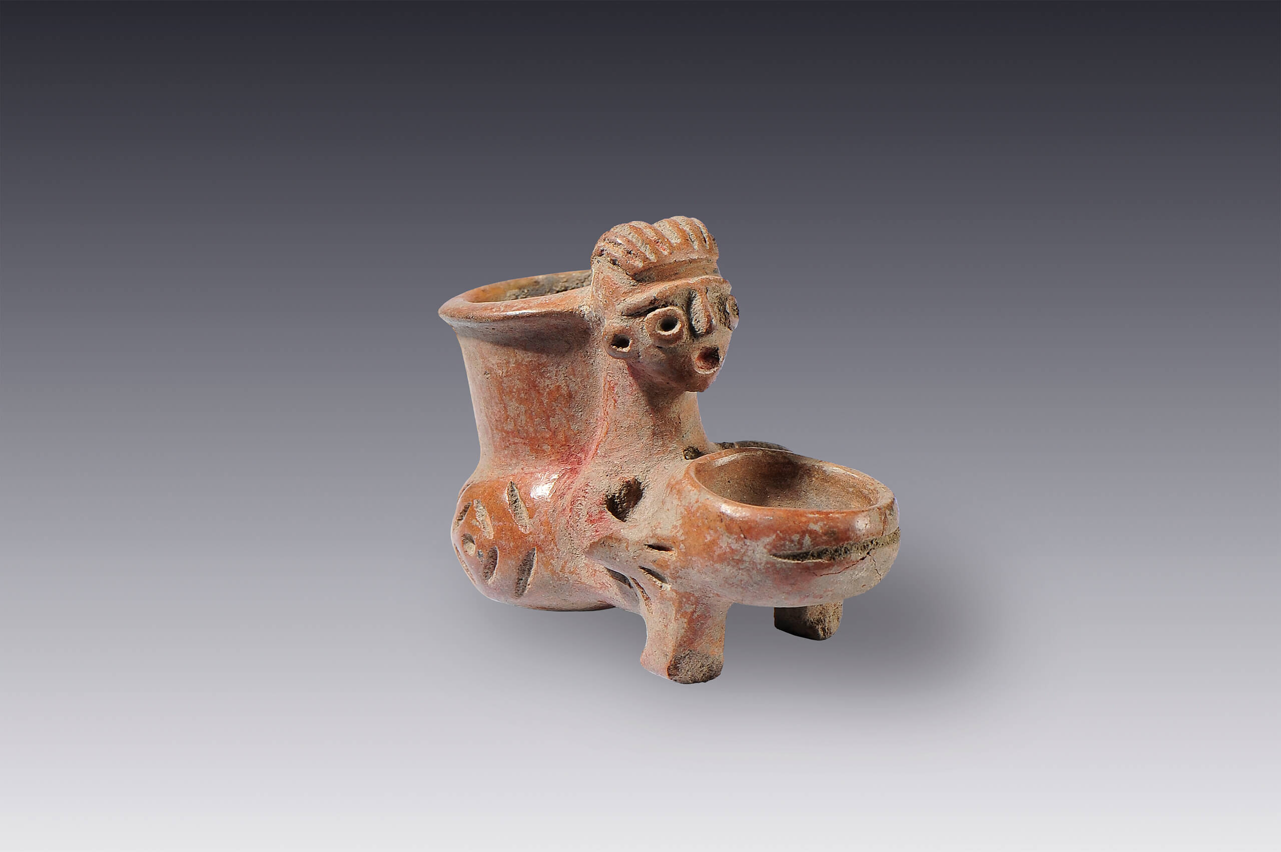 Personaje sentado, adosado a una vasija y sosteniendo un cuenco en las manos | El México antiguo. Salas de Arte Prehispánico | Museo Amparo, Puebla