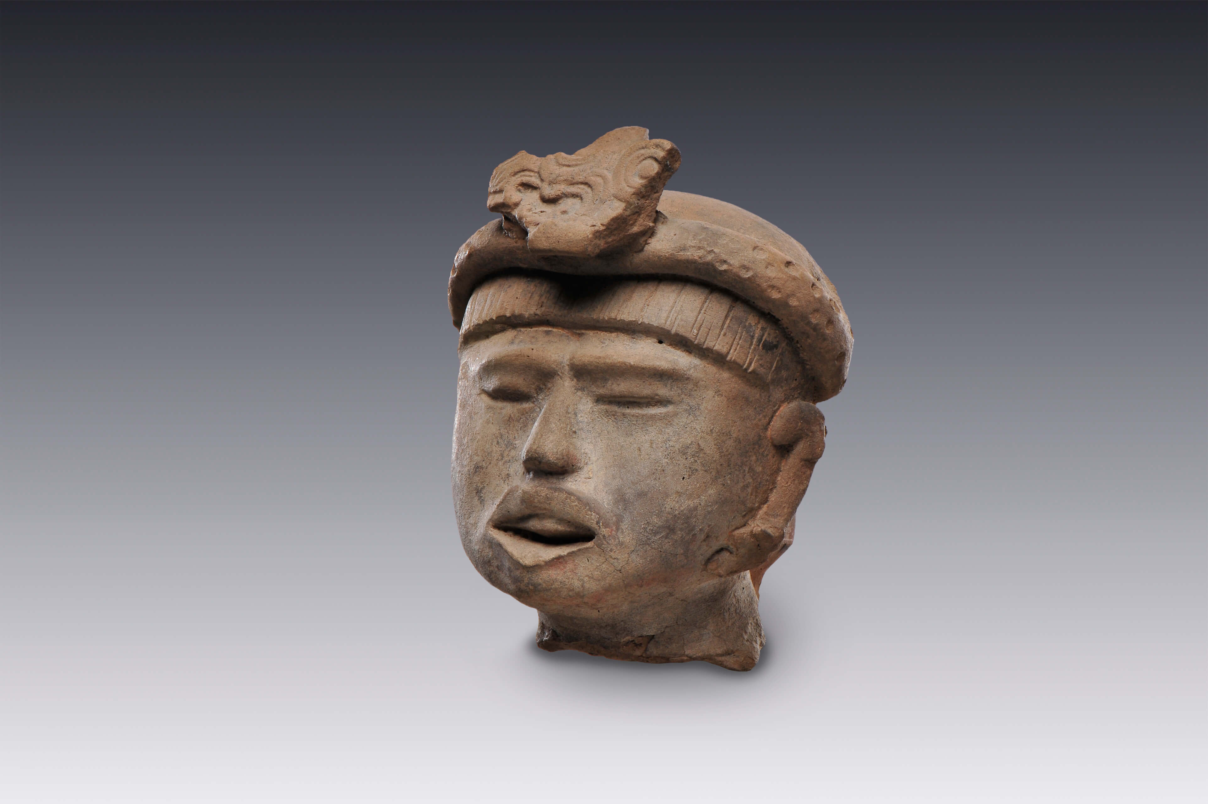 Rostro humano con los ojos cerrados (fragmento) | El México antiguo. Salas de Arte Prehispánico | Museo Amparo, Puebla