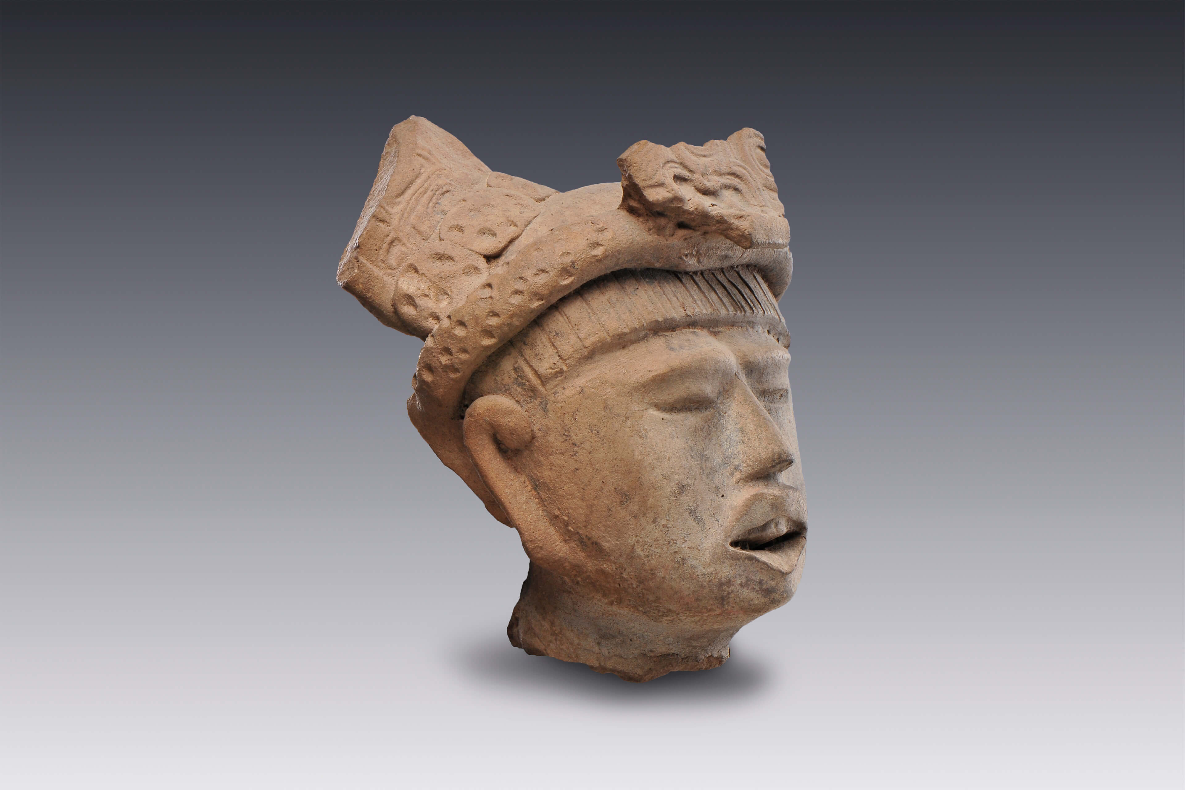 Rostro humano con los ojos cerrados (fragmento) | El México antiguo. Salas de Arte Prehispánico | Museo Amparo, Puebla