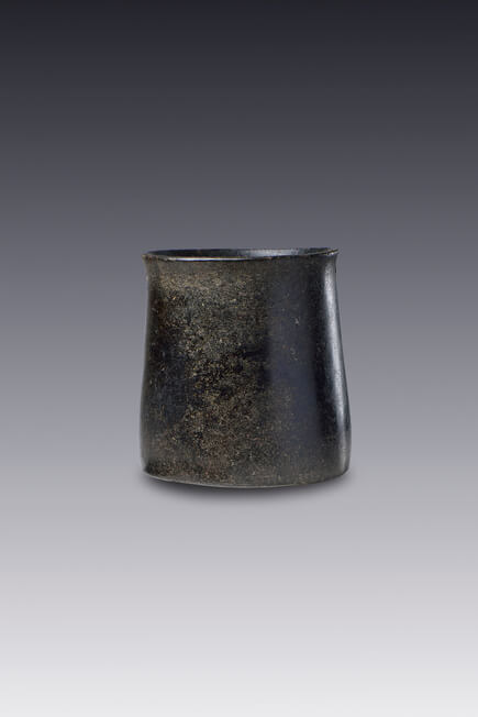 Vaso de piedra con forma de canasto