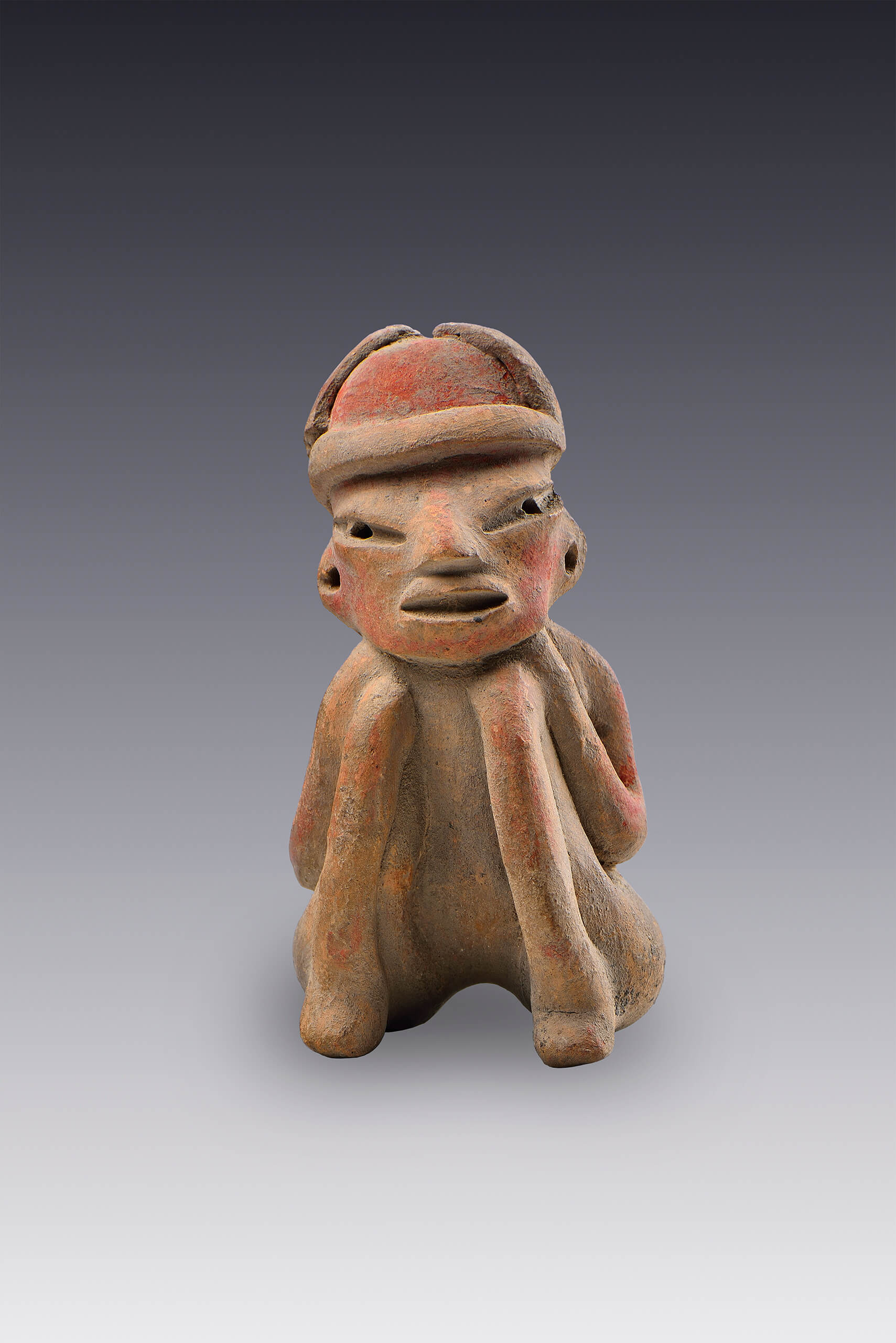 Personaje sentado con brazos y piernas recogidos | El México antiguo. Salas de Arte Prehispánico | Museo Amparo, Puebla