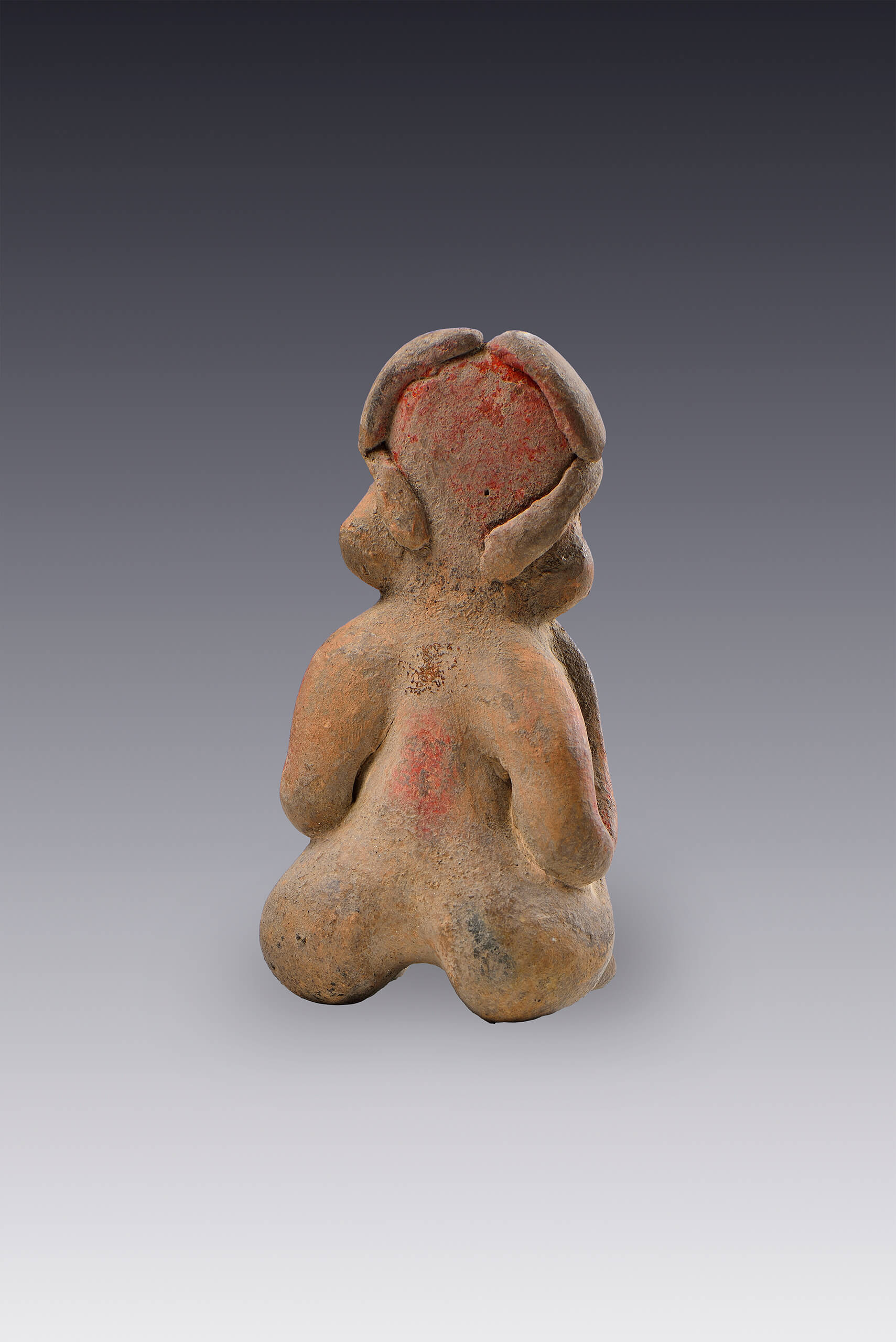 Personaje sentado con brazos y piernas recogidos | El México antiguo. Salas de Arte Prehispánico | Museo Amparo, Puebla