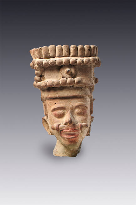 Rostro humano con tocado rectangular (fragmento de un brasero ceremonial)