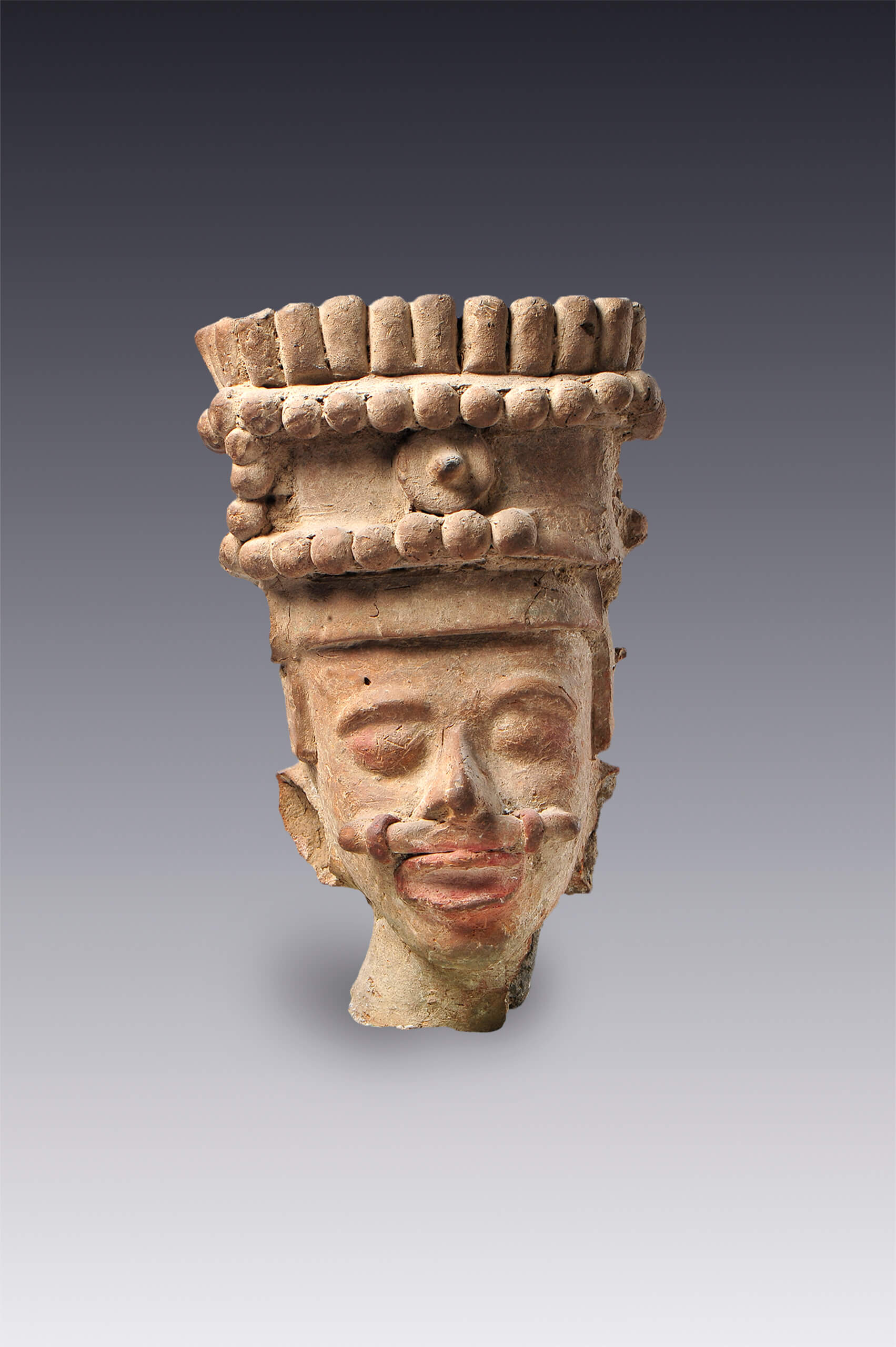 Rostro humano con tocado rectangular (fragmento de un brasero ceremonial) | El México antiguo. Salas de Arte Prehispánico | Museo Amparo, Puebla