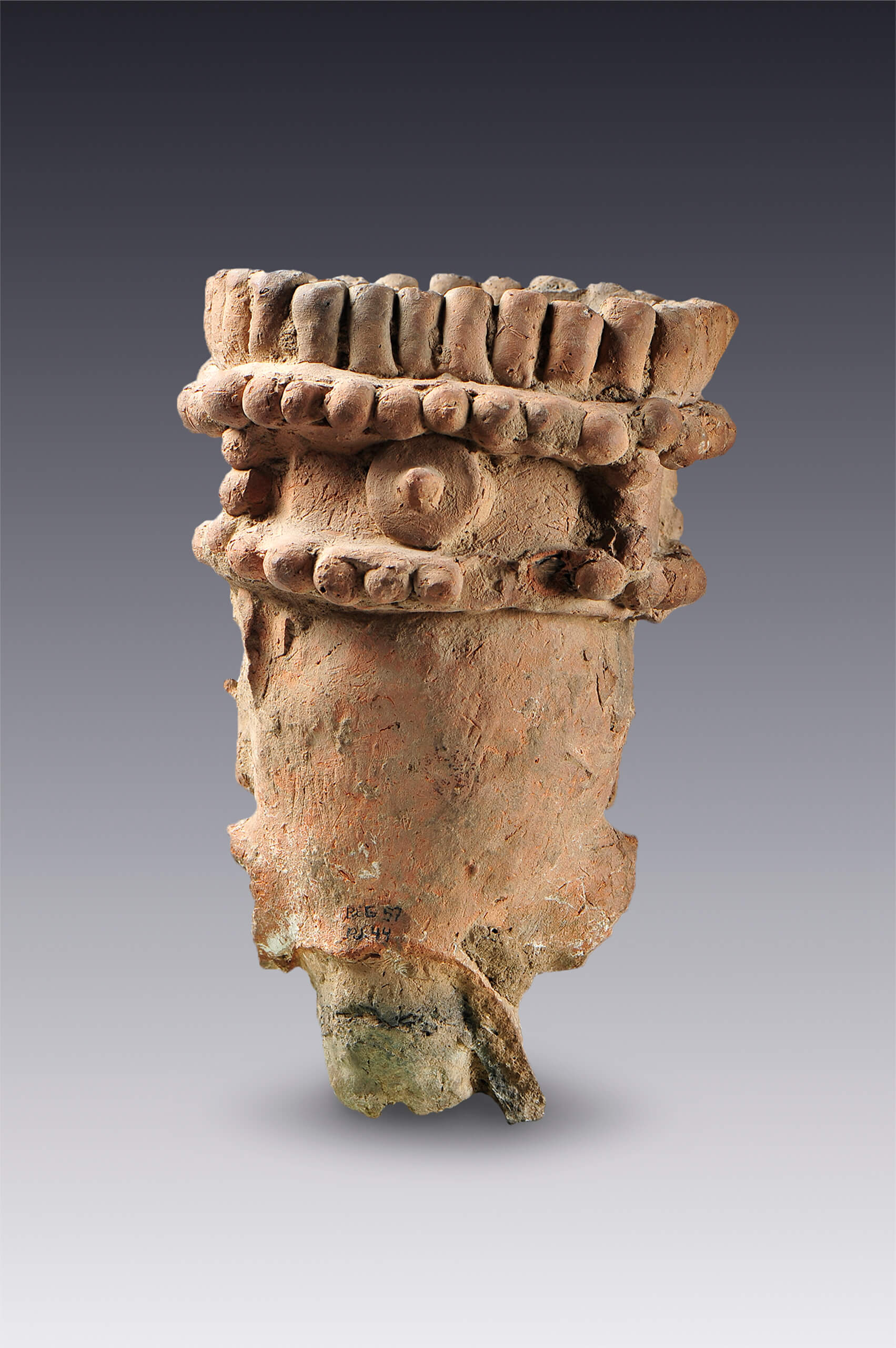 Rostro humano con tocado rectangular (fragmento de un brasero ceremonial) | El México antiguo. Salas de Arte Prehispánico | Museo Amparo, Puebla