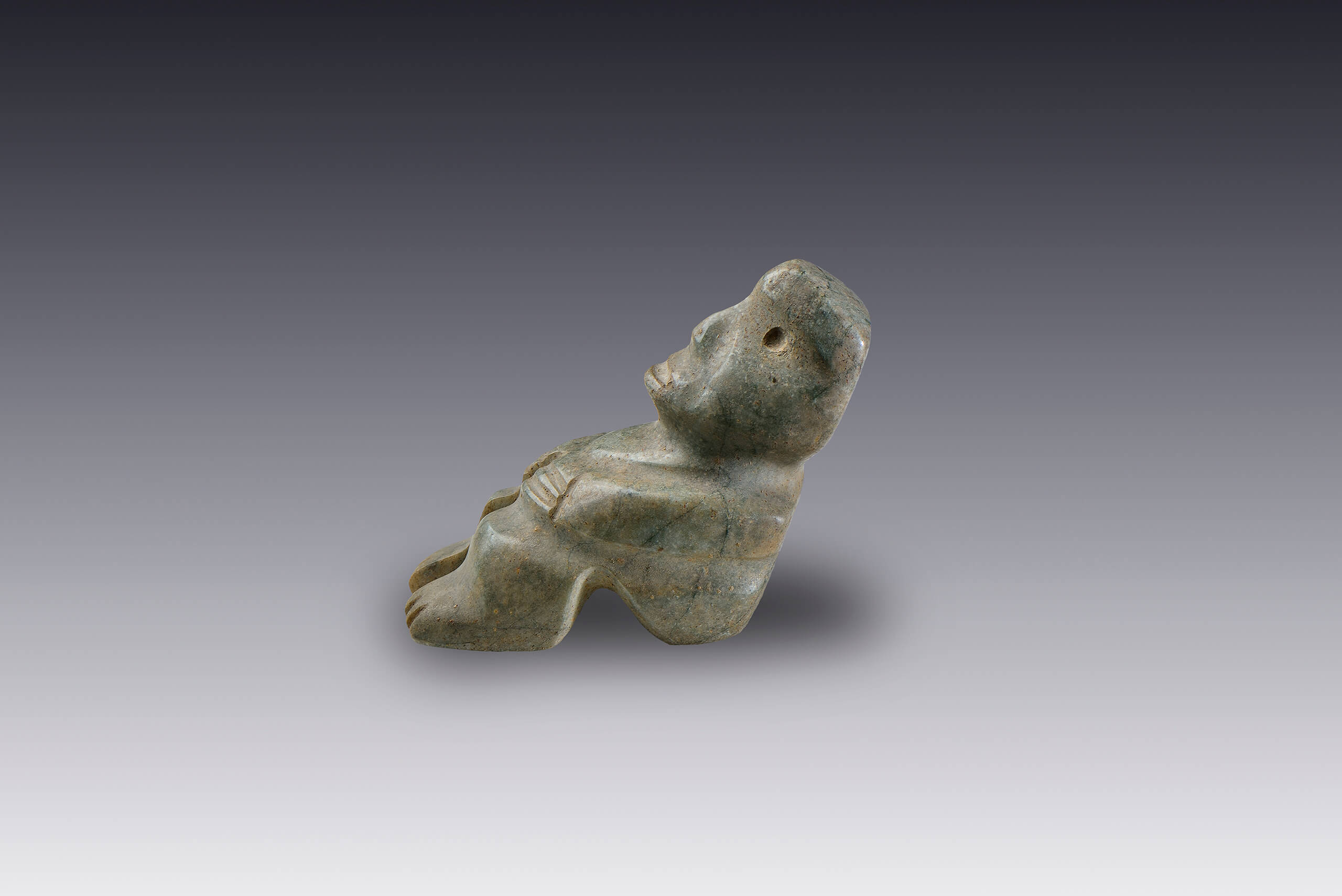 Hombre sentado con los brazos sobre el abdomen | El México antiguo. Salas de Arte Prehispánico | Museo Amparo, Puebla