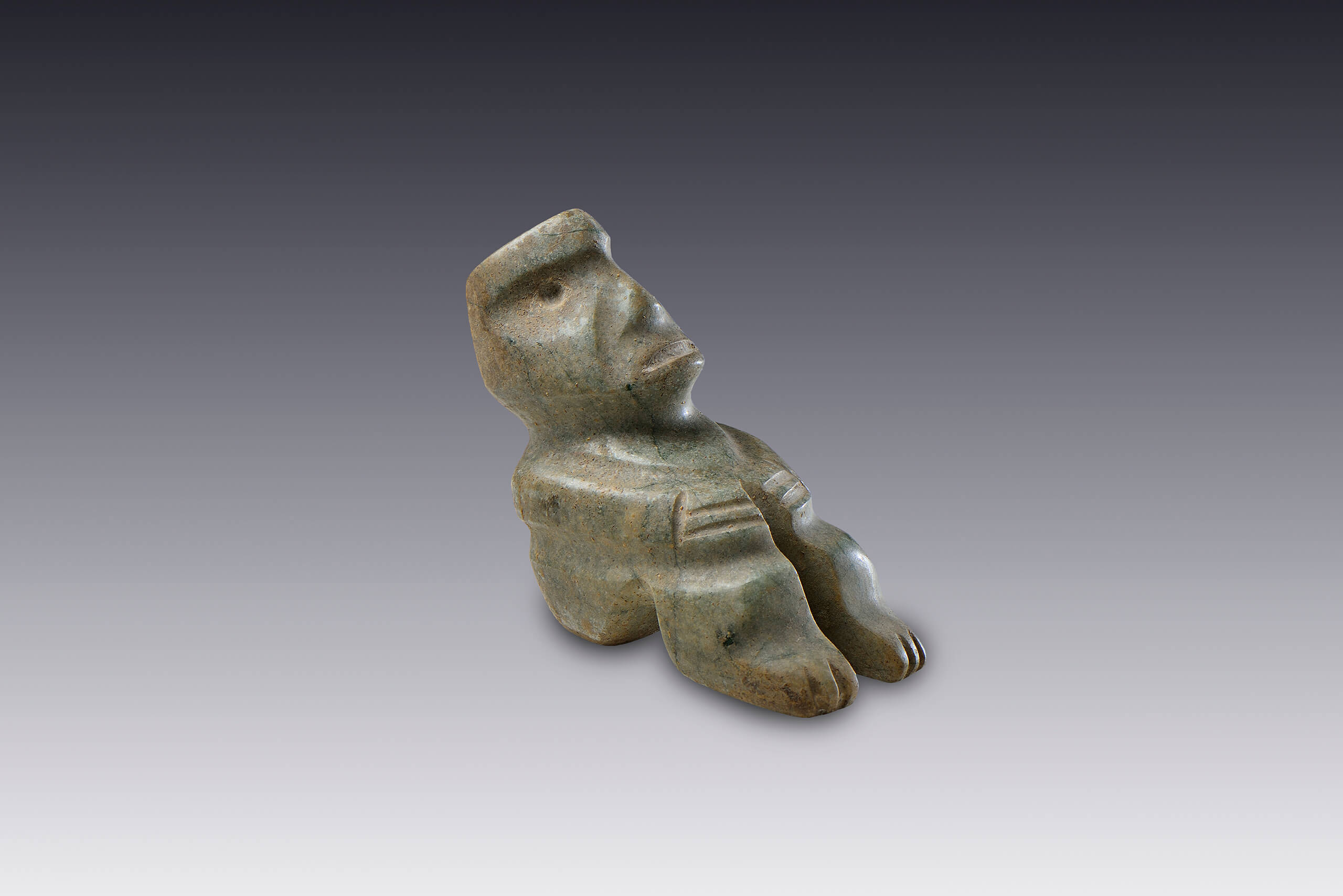 Hombre sentado con los brazos sobre el abdomen | El México antiguo. Salas de Arte Prehispánico | Museo Amparo, Puebla
