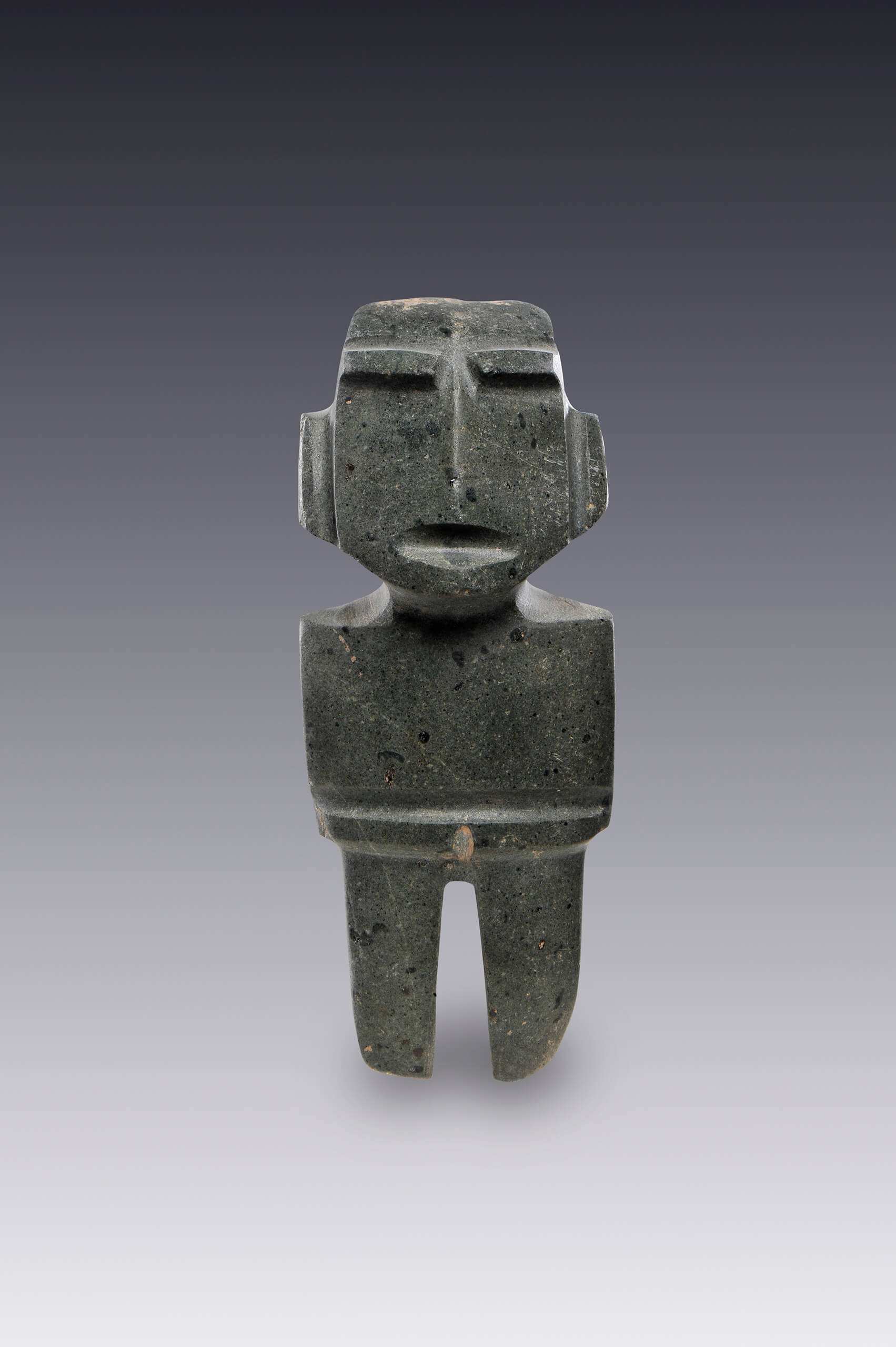 Hombres de pie con los brazos sobre el abdomen | El México antiguo. Salas de Arte Prehispánico | Museo Amparo, Puebla