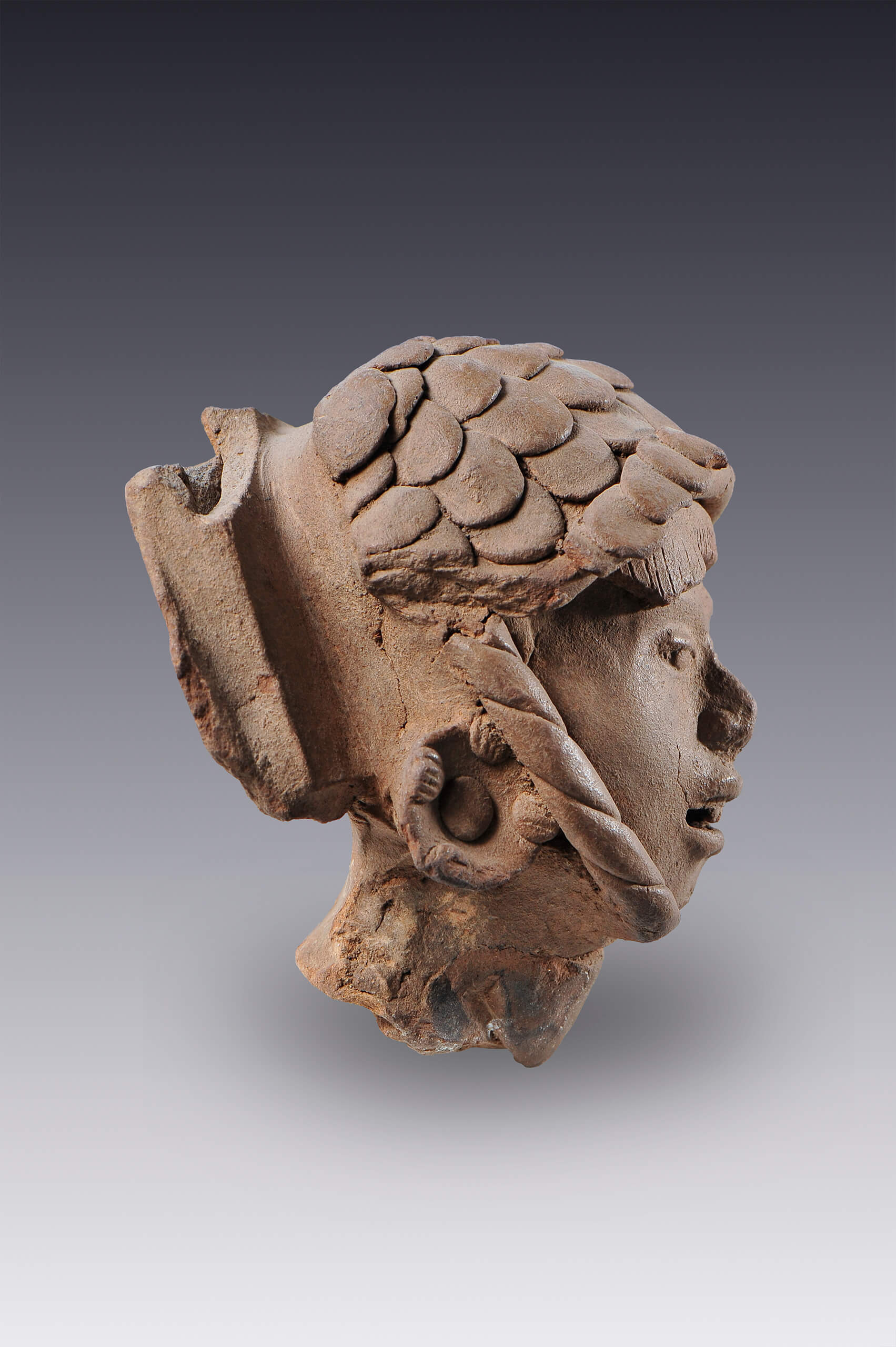 Rostro humano con tocado a modo de casco (fragmento) | El México antiguo. Salas de Arte Prehispánico | Museo Amparo, Puebla