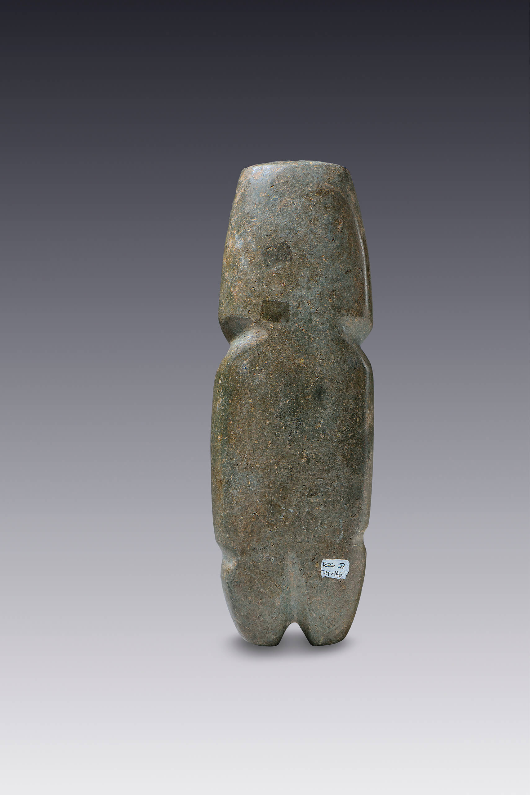 Hombre parado con los brazos plegados sobre el pecho | El México antiguo. Salas de Arte Prehispánico | Museo Amparo, Puebla