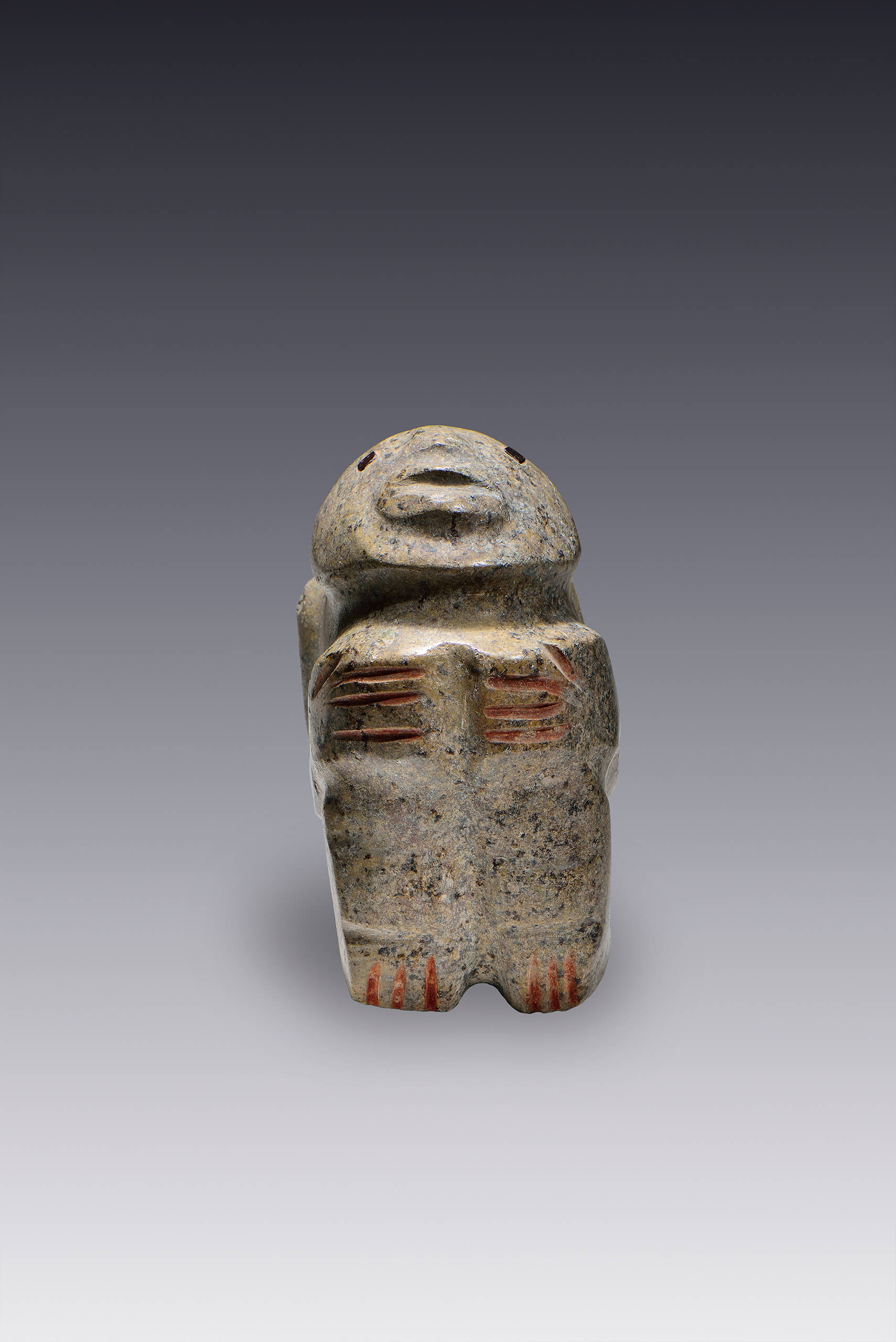 Hombre sentado con las manos en las rodillas | El México antiguo. Salas de Arte Prehispánico | Museo Amparo, Puebla