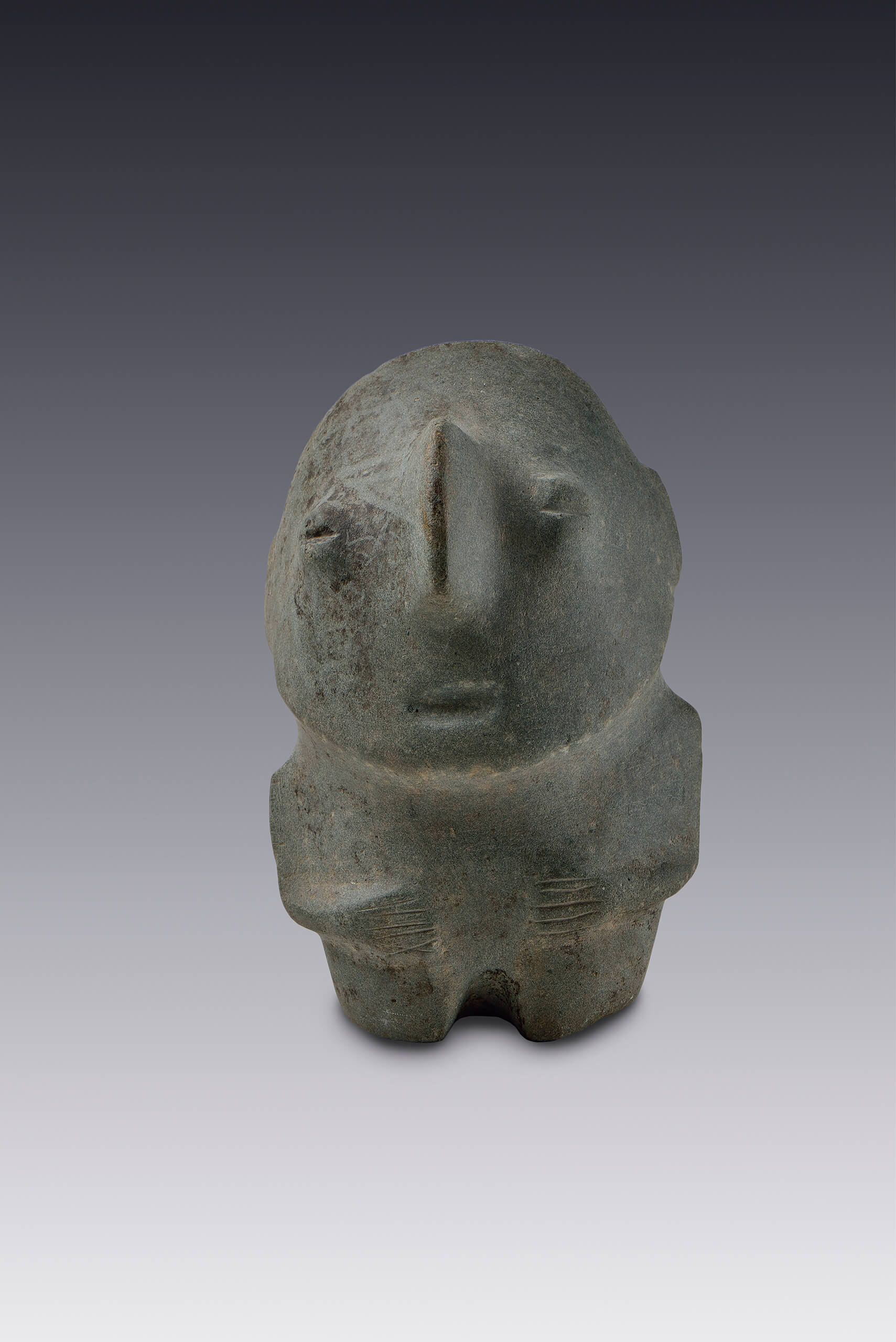 Hombre de baja estatura con los brazos sobre el abdomen | El México antiguo. Salas de Arte Prehispánico | Museo Amparo, Puebla