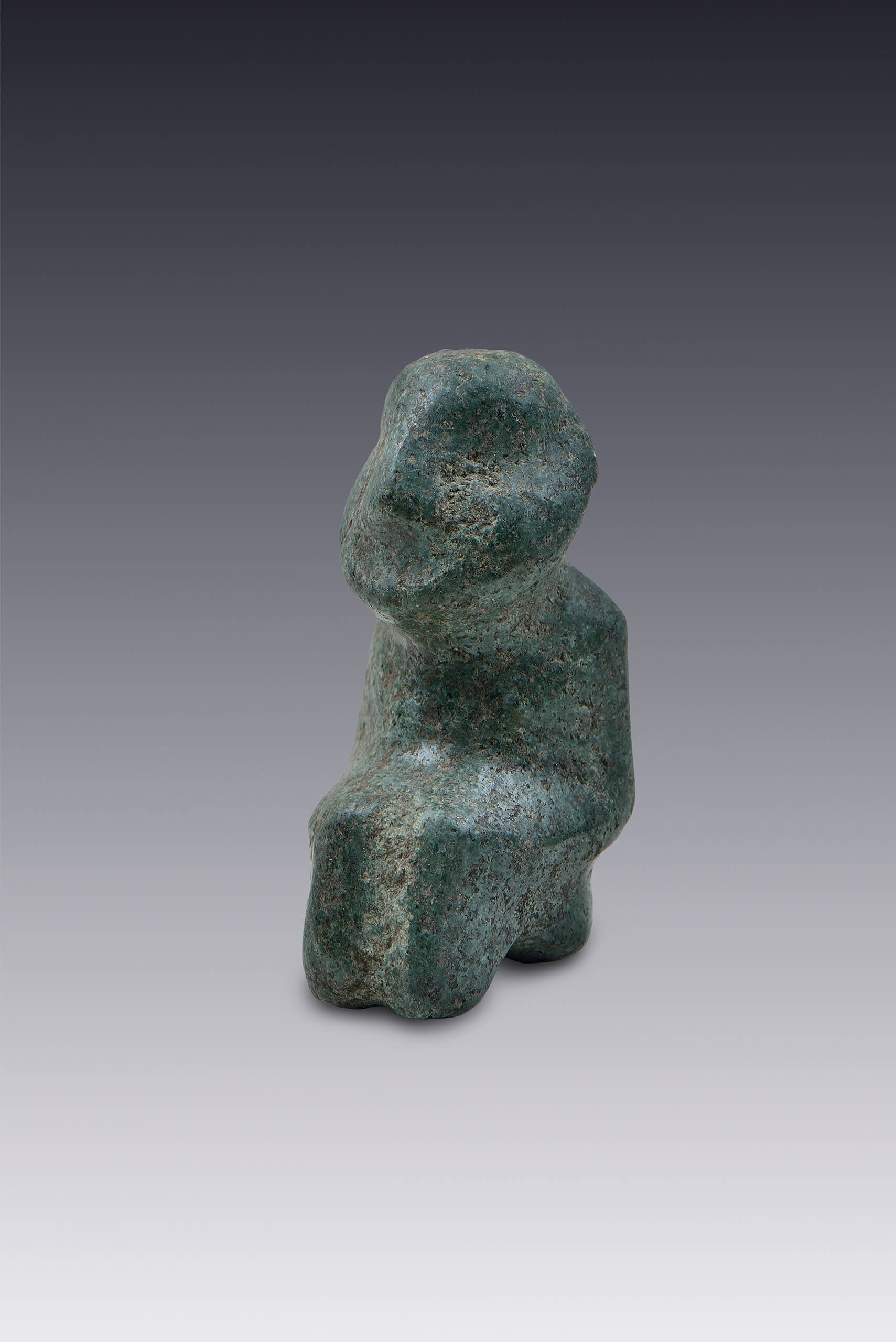 Representación de un hombre sentado con las manos sobre las piernas | El México antiguo. Salas de Arte Prehispánico | Museo Amparo, Puebla
