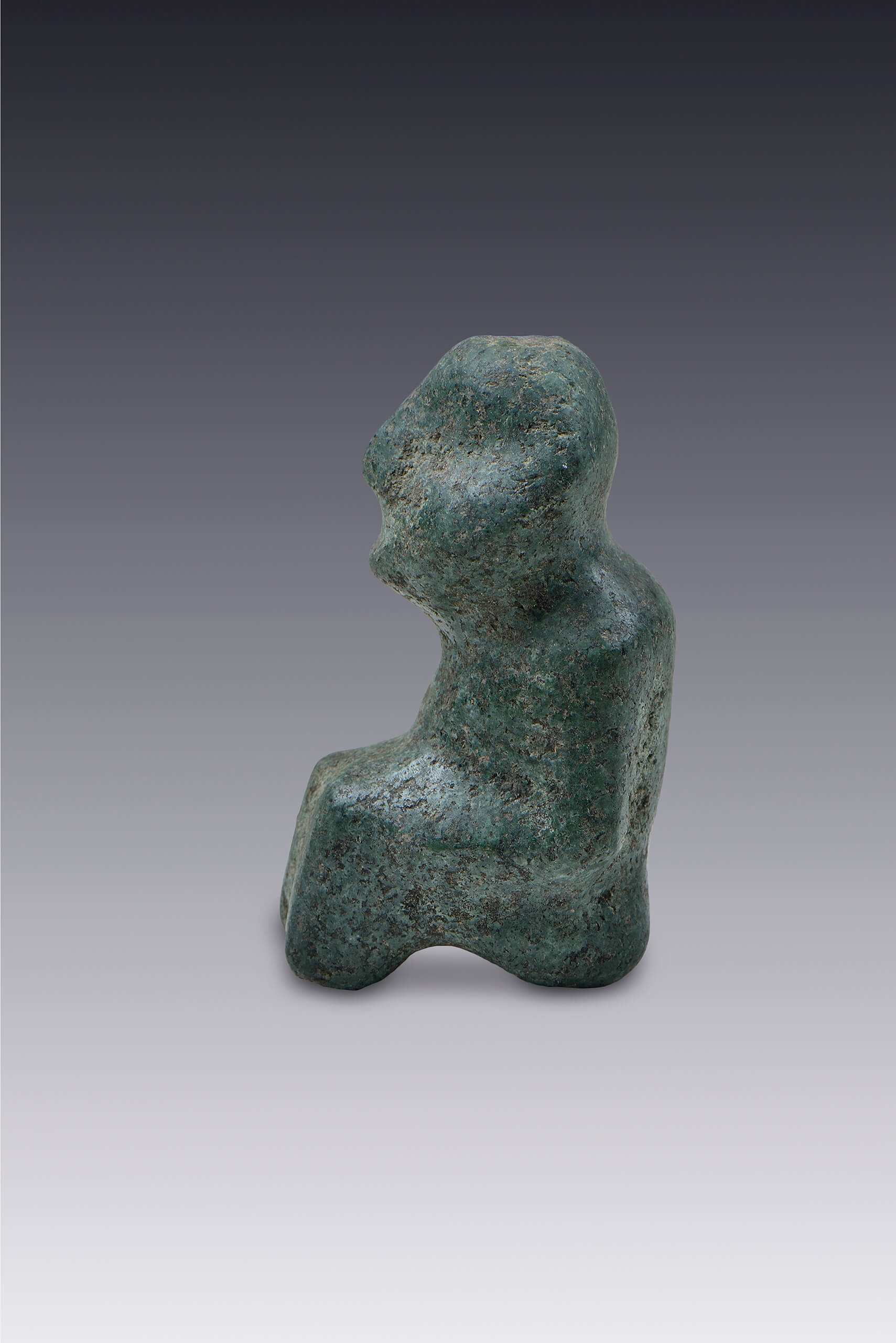 Representación de un hombre sentado con las manos sobre las piernas | El México antiguo. Salas de Arte Prehispánico | Museo Amparo, Puebla