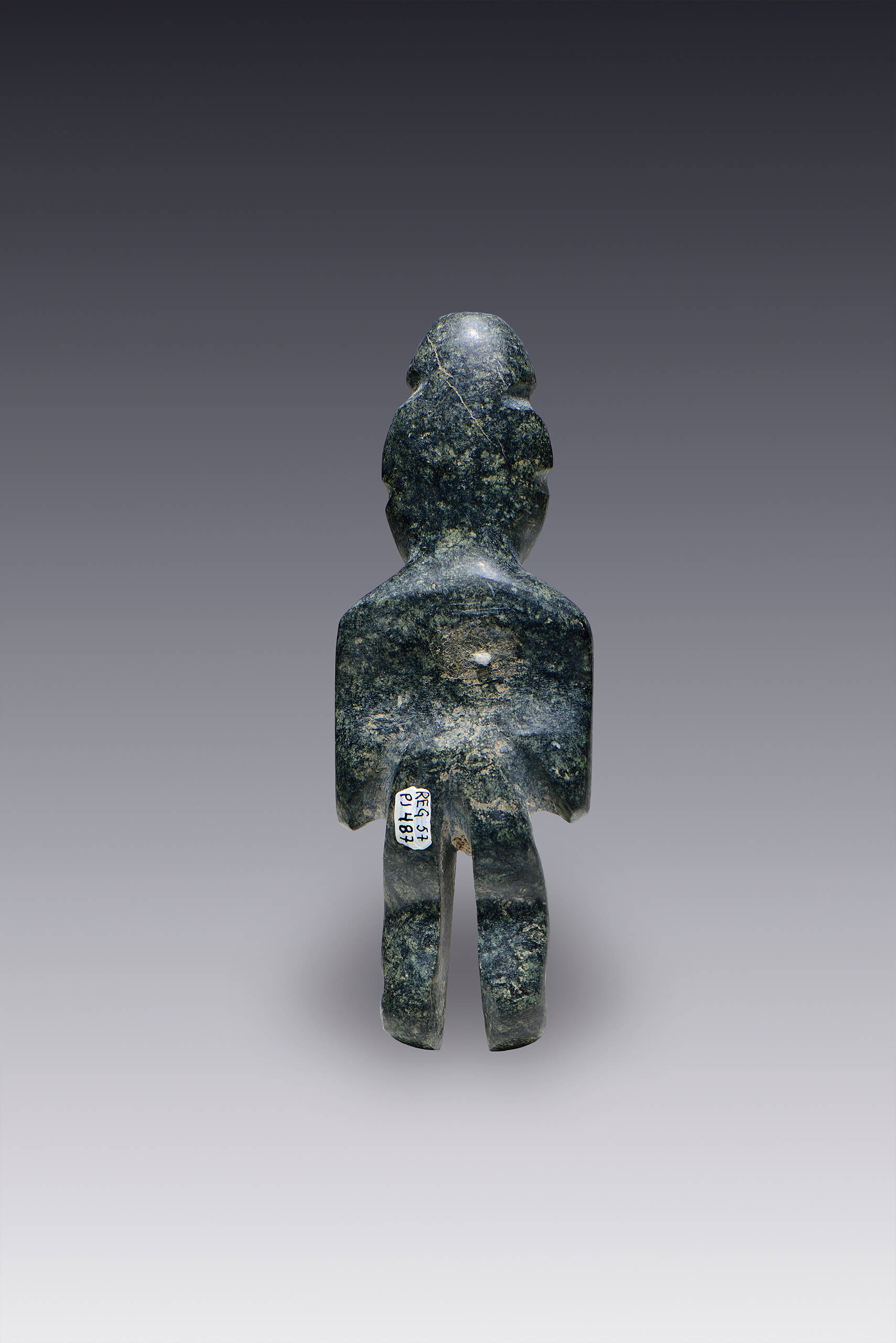 Hombre que se lleva los brazos al pecho | El México antiguo. Salas de Arte Prehispánico | Museo Amparo, Puebla