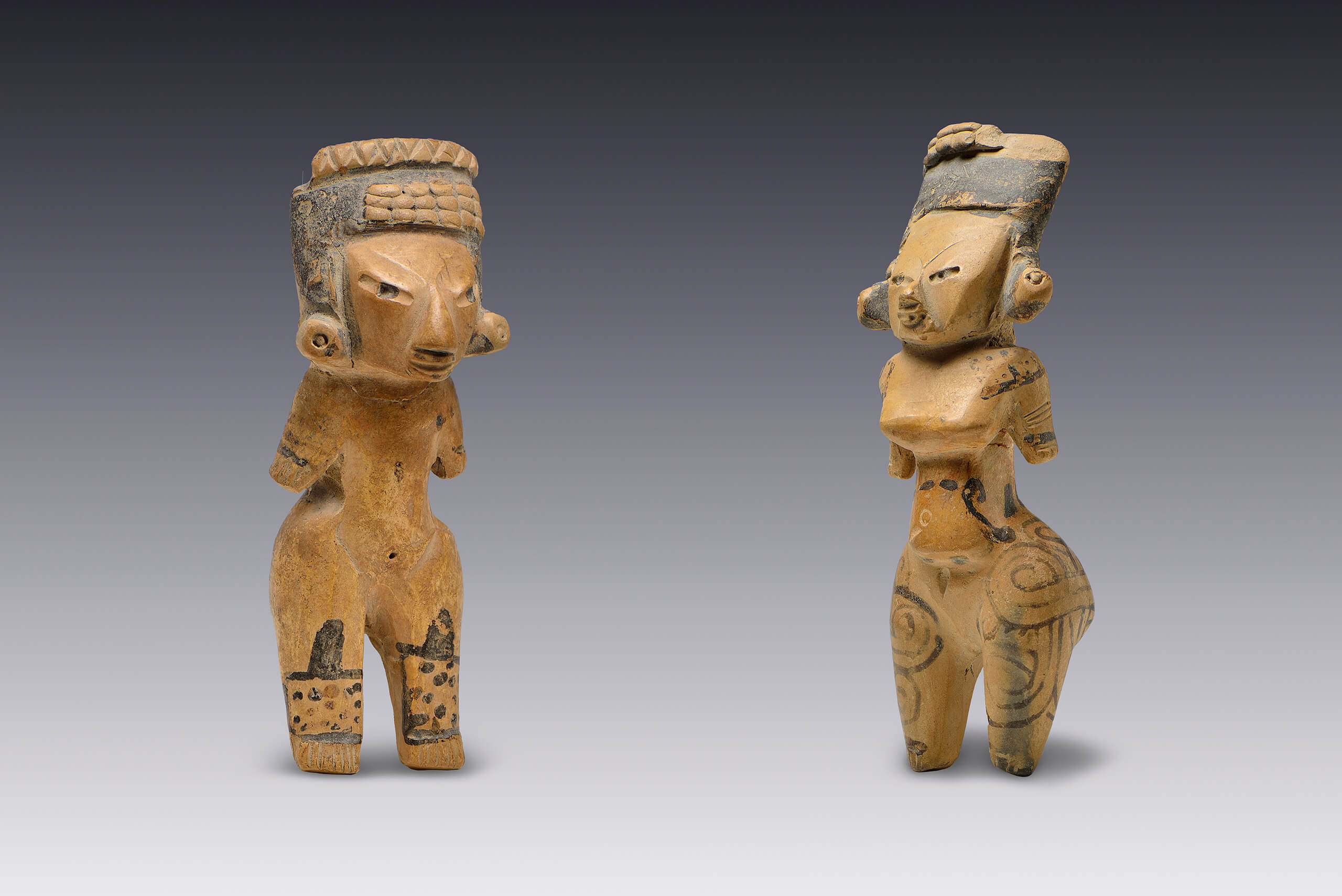Mujeres con tocado y pintura corporal | El México antiguo. Salas de Arte Prehispánico | Museo Amparo, Puebla