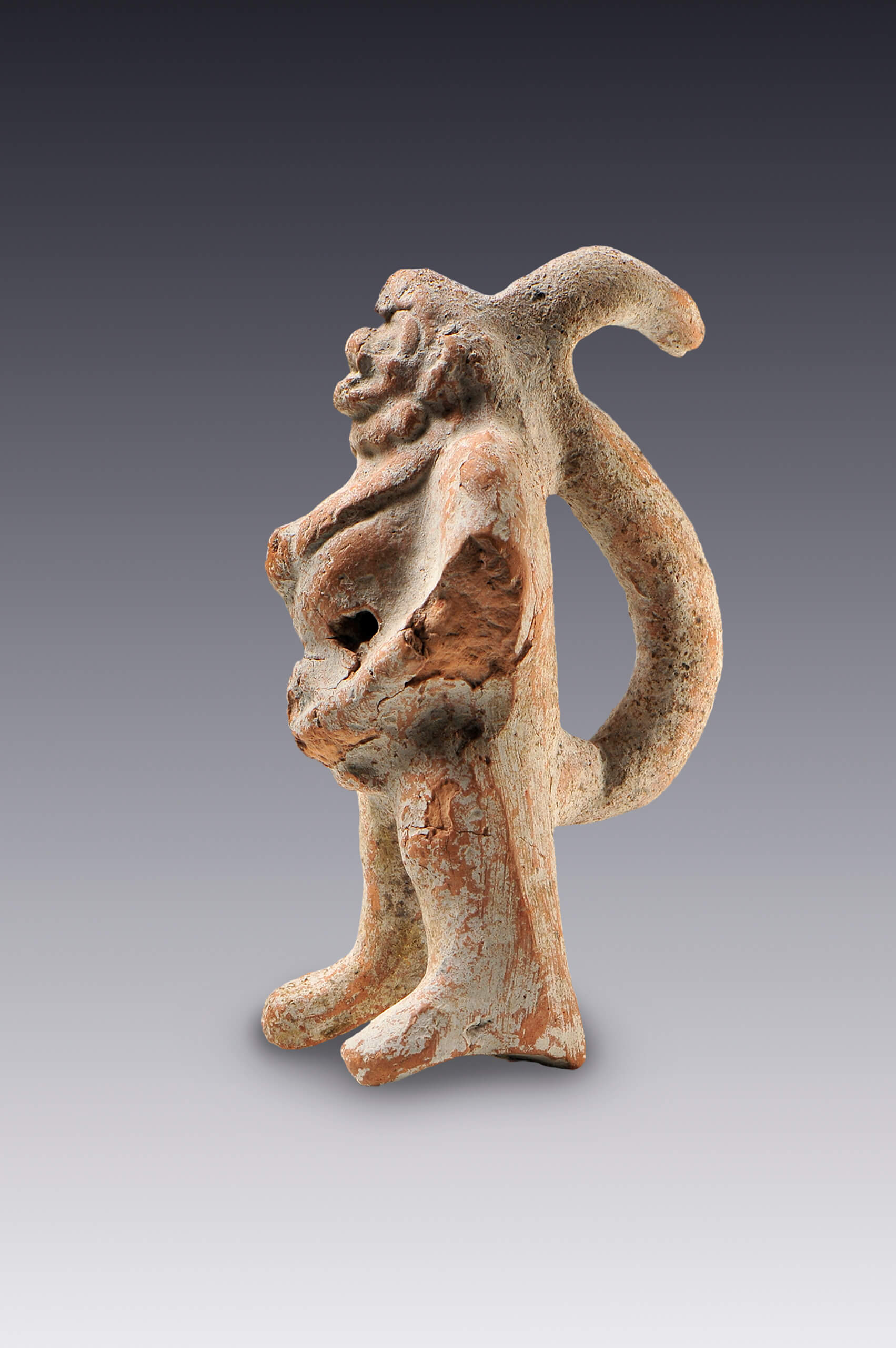 Silbato con la figura de un mono antropomorfo | El México antiguo. Salas de Arte Prehispánico | Museo Amparo, Puebla