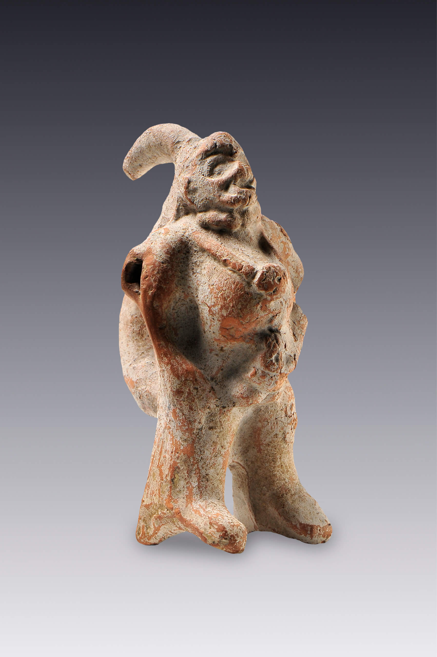 Silbato con la figura de un mono antropomorfo | El México antiguo. Salas de Arte Prehispánico | Museo Amparo, Puebla