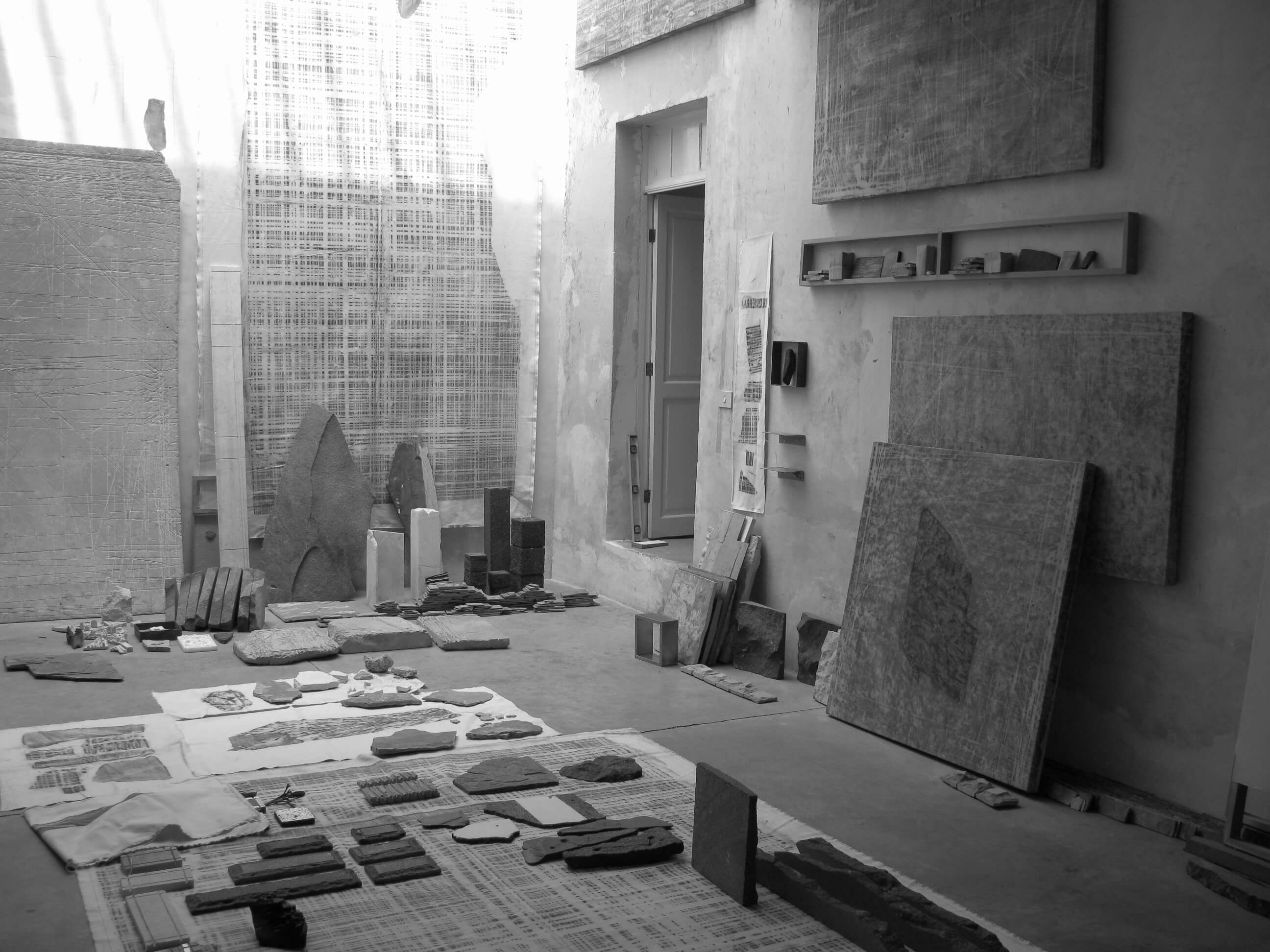 Taller José Alvarado 24 A. Vista de instalación en taller | Perla Krauze. Materia lítica: Memoria/Procesos/Acumulaciones | Museo Amparo, Puebla