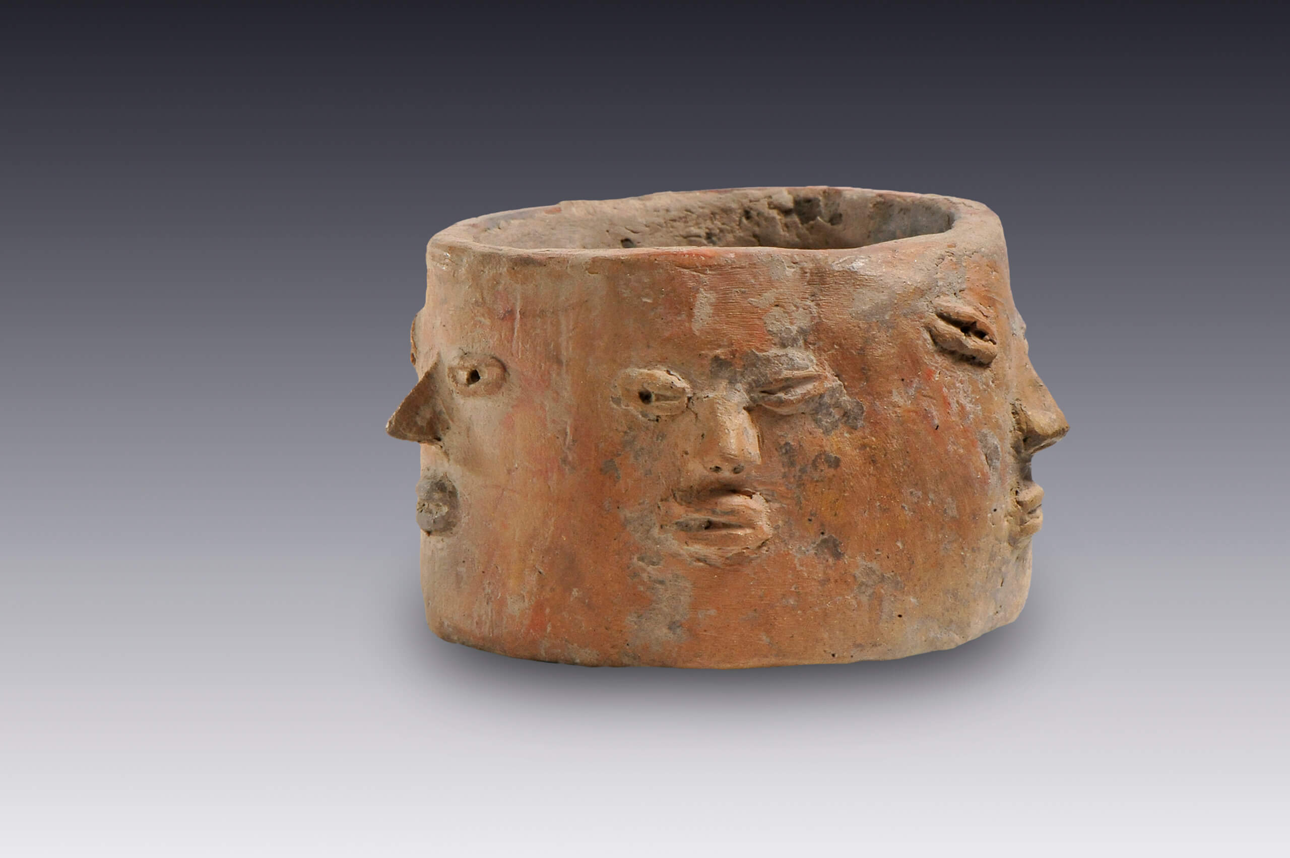 Pequeño anillo de barro con caras humanas | El México antiguo. Salas de Arte Prehispánico | Museo Amparo, Puebla
