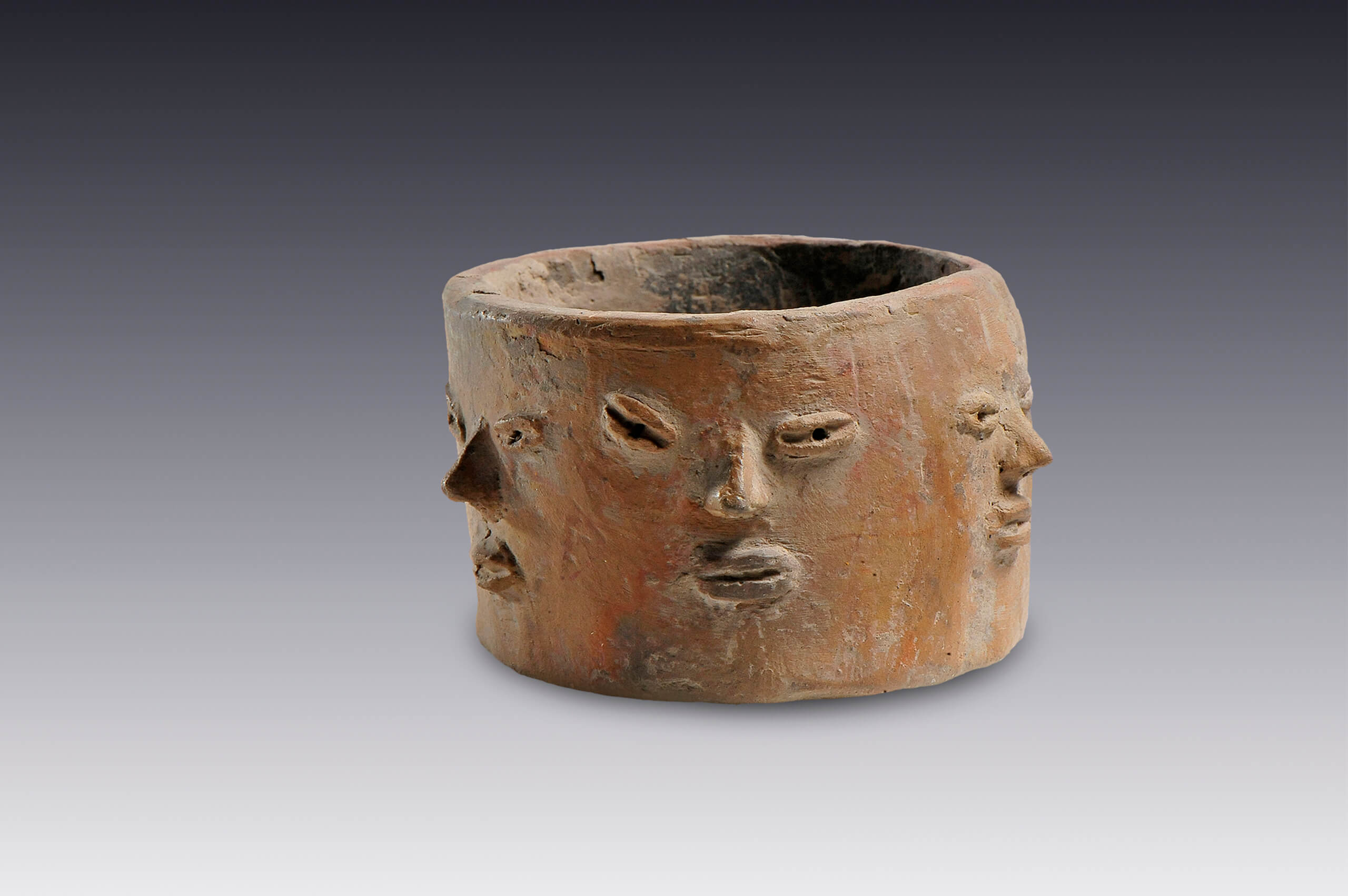 Pequeño anillo de barro con caras humanas | El México antiguo. Salas de Arte Prehispánico | Museo Amparo, Puebla