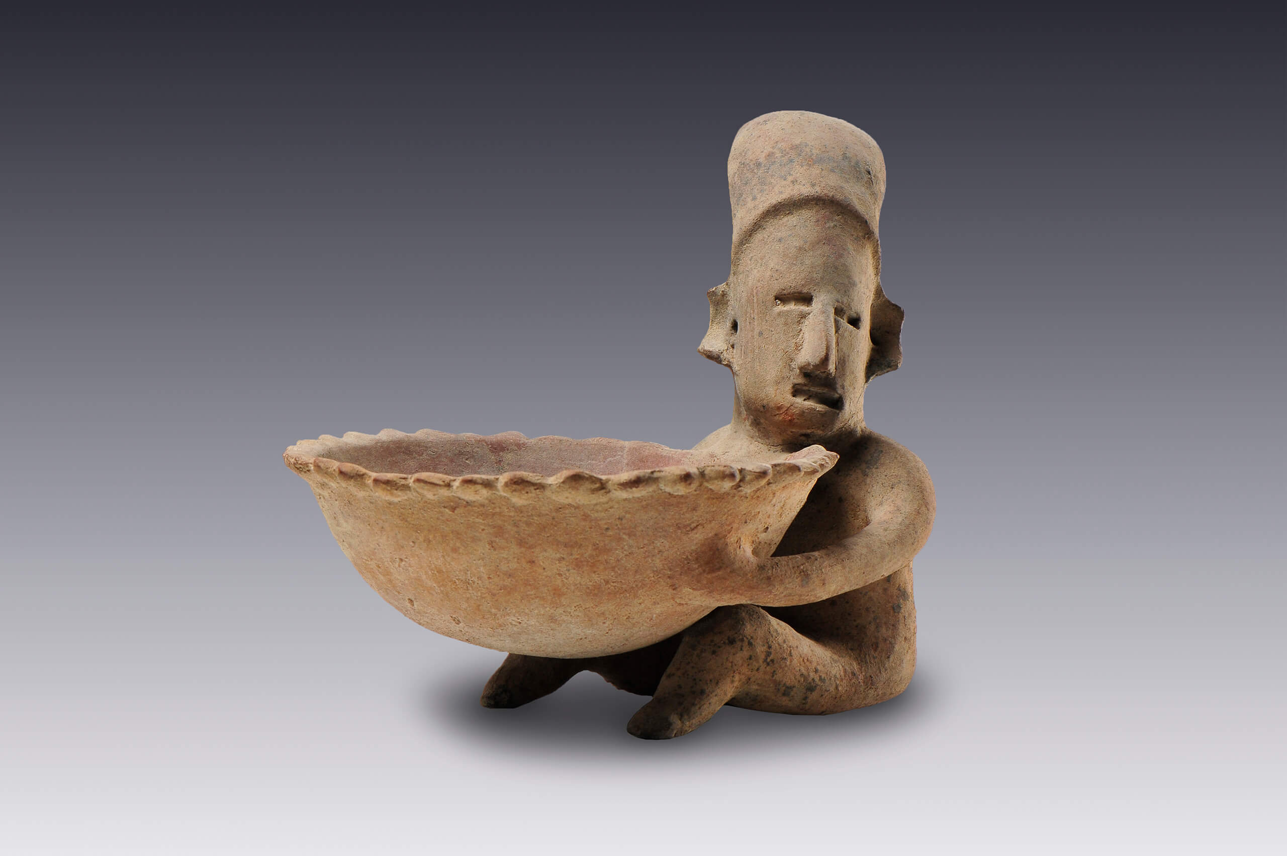 Hombre sosteniendo una cazuela | El México antiguo. Salas de Arte Prehispánico | Museo Amparo, Puebla