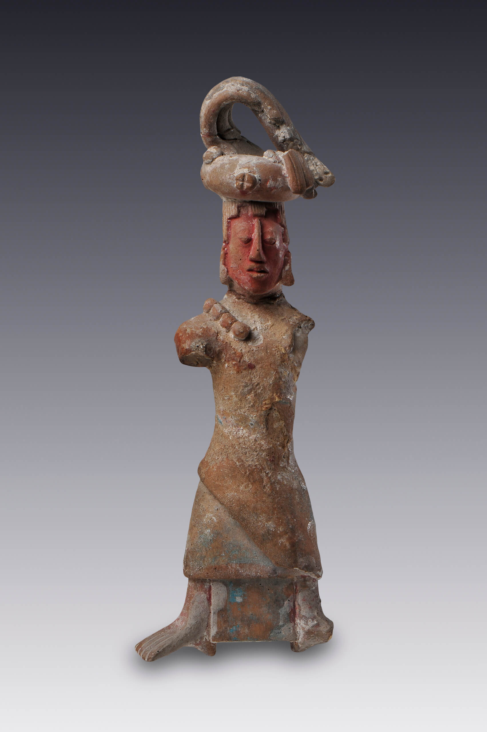 Figurilla de un varón ataviado con faldellín y collar de cuentas | El tiempo en las cosas II. Salas de Arte Contemporáneo | Museo Amparo, Puebla