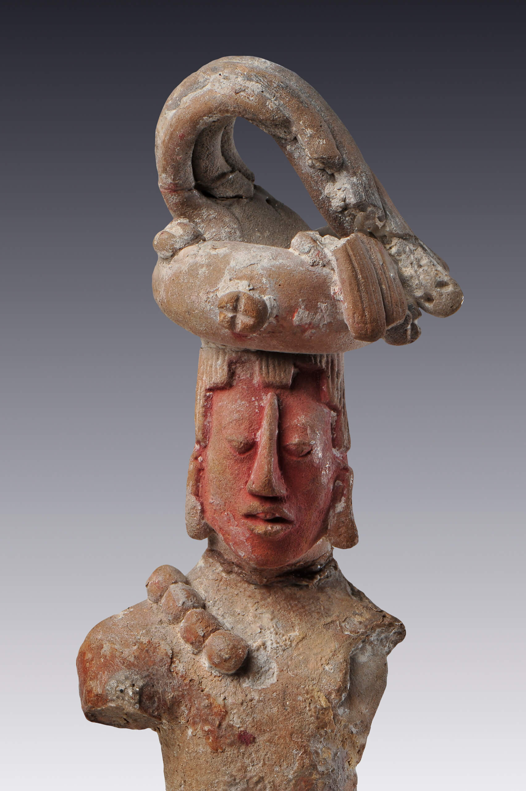 Figurilla de un varón ataviado con faldellín y collar de cuentas | El tiempo en las cosas. Salas de Arte Contemporáneo | Museo Amparo, Puebla