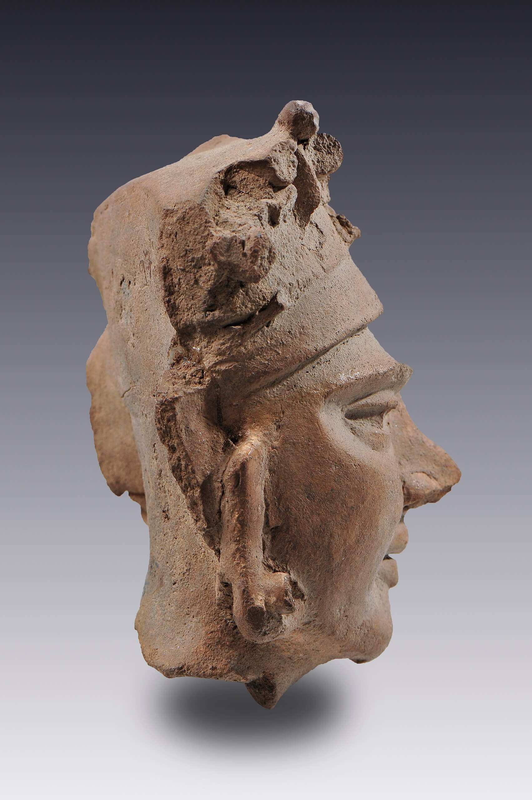Rostro humano con tocado trenzado (fragmento) | El México antiguo. Salas de Arte Prehispánico | Museo Amparo, Puebla