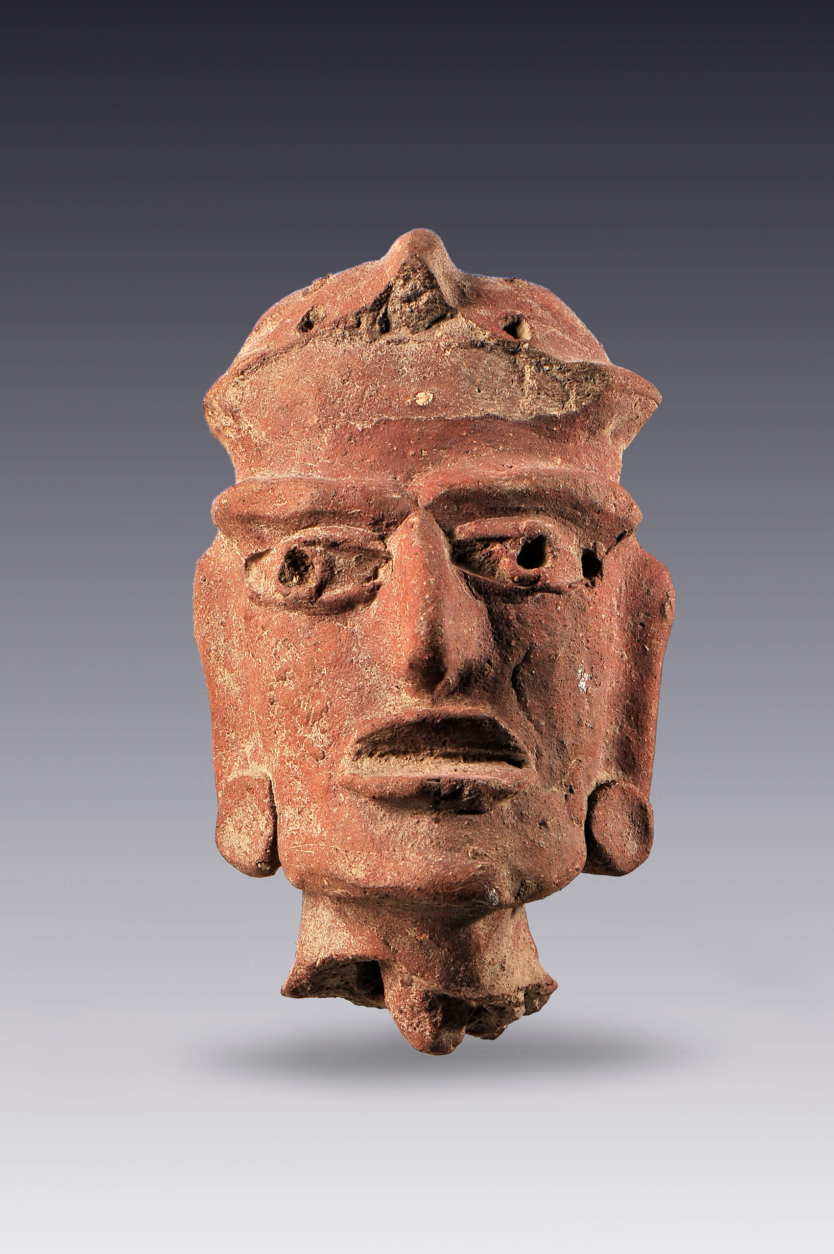 Cabeza antropomorfa con tocado y orejeras | El México antiguo. Salas de Arte Prehispánico | Museo Amparo, Puebla