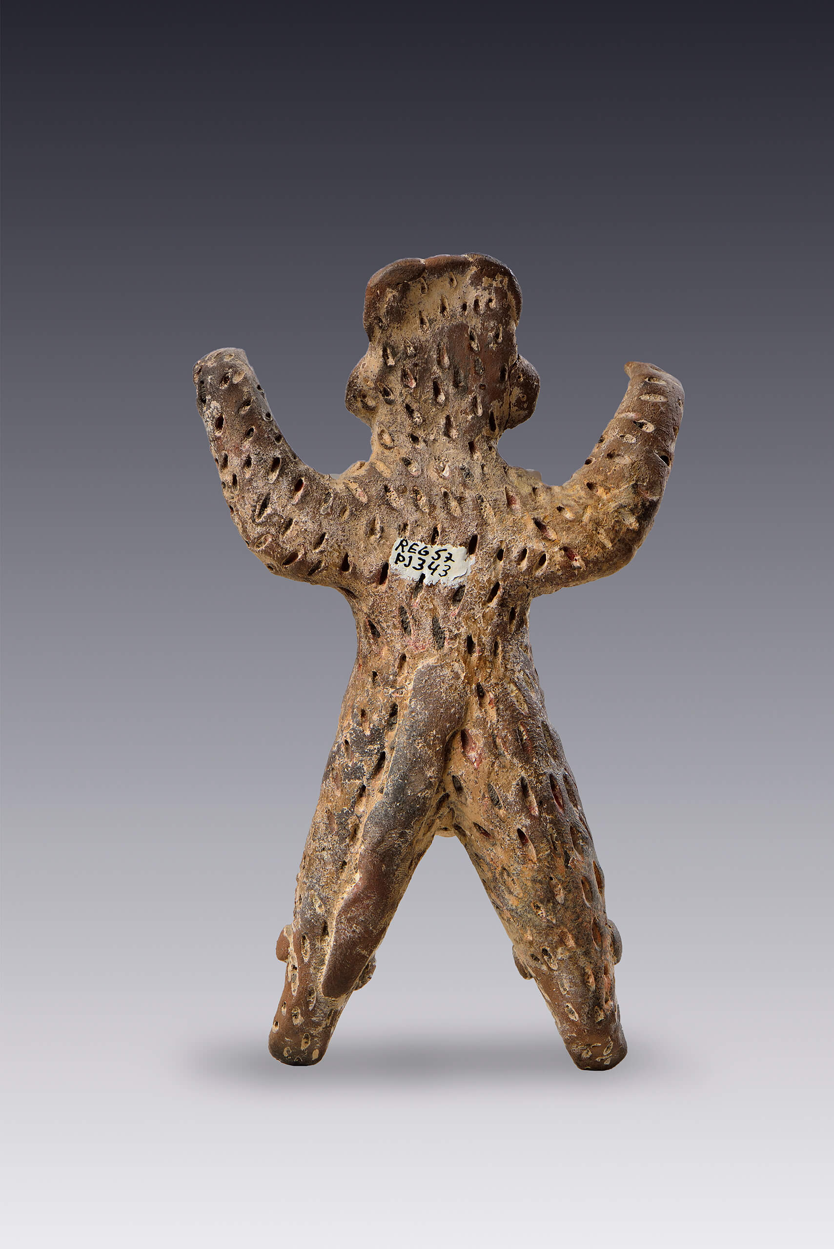 Personaje en actitud ritual vestido con material fofo | El México antiguo. Salas de Arte Prehispánico | Museo Amparo, Puebla