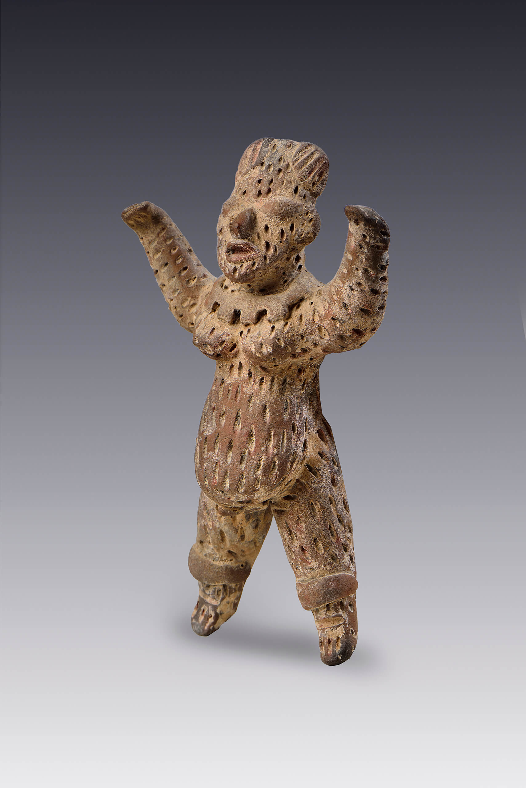 Personaje en actitud ritual vestido con material fofo | El México antiguo. Salas de Arte Prehispánico | Museo Amparo, Puebla