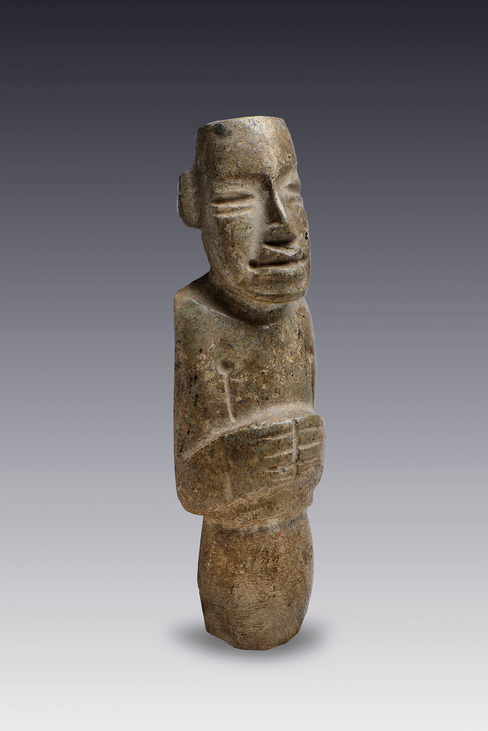Hombre con las manos sobre el abdomen | El México antiguo. Salas de Arte Prehispánico | Museo Amparo, Puebla