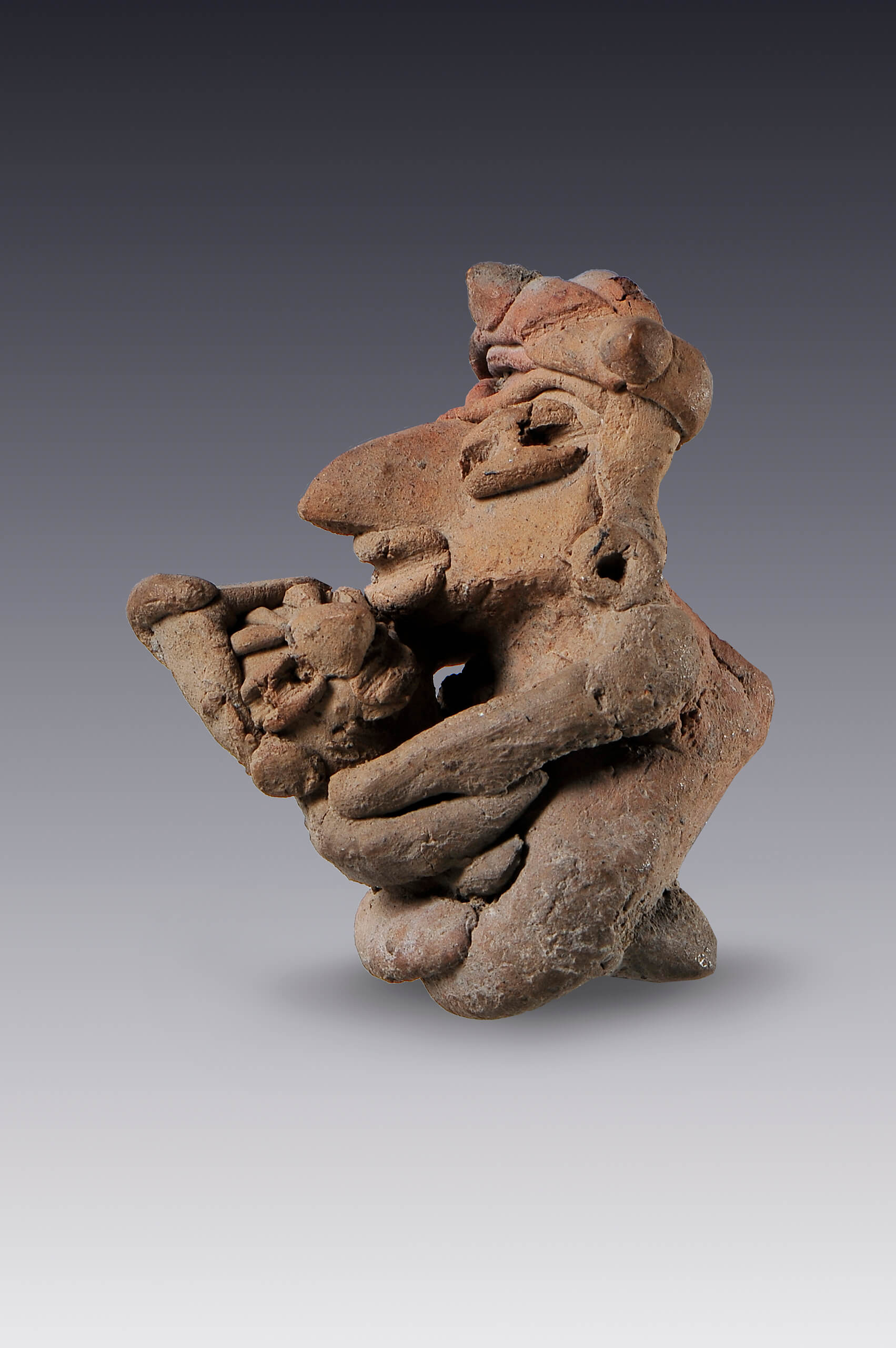 Mujer sentada cargando a un niño | El México antiguo. Salas de Arte Prehispánico | Museo Amparo, Puebla