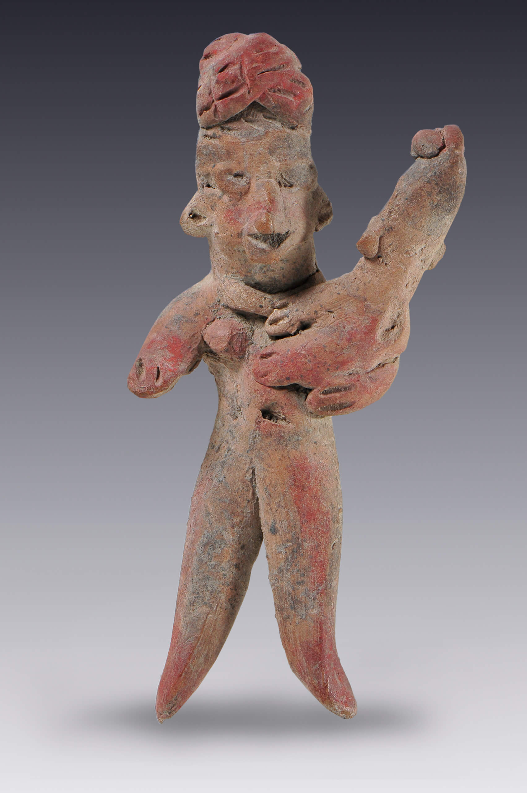 Mujer de pie cargando a su niño a la cintura | El México antiguo. Salas de Arte Prehispánico | Museo Amparo, Puebla