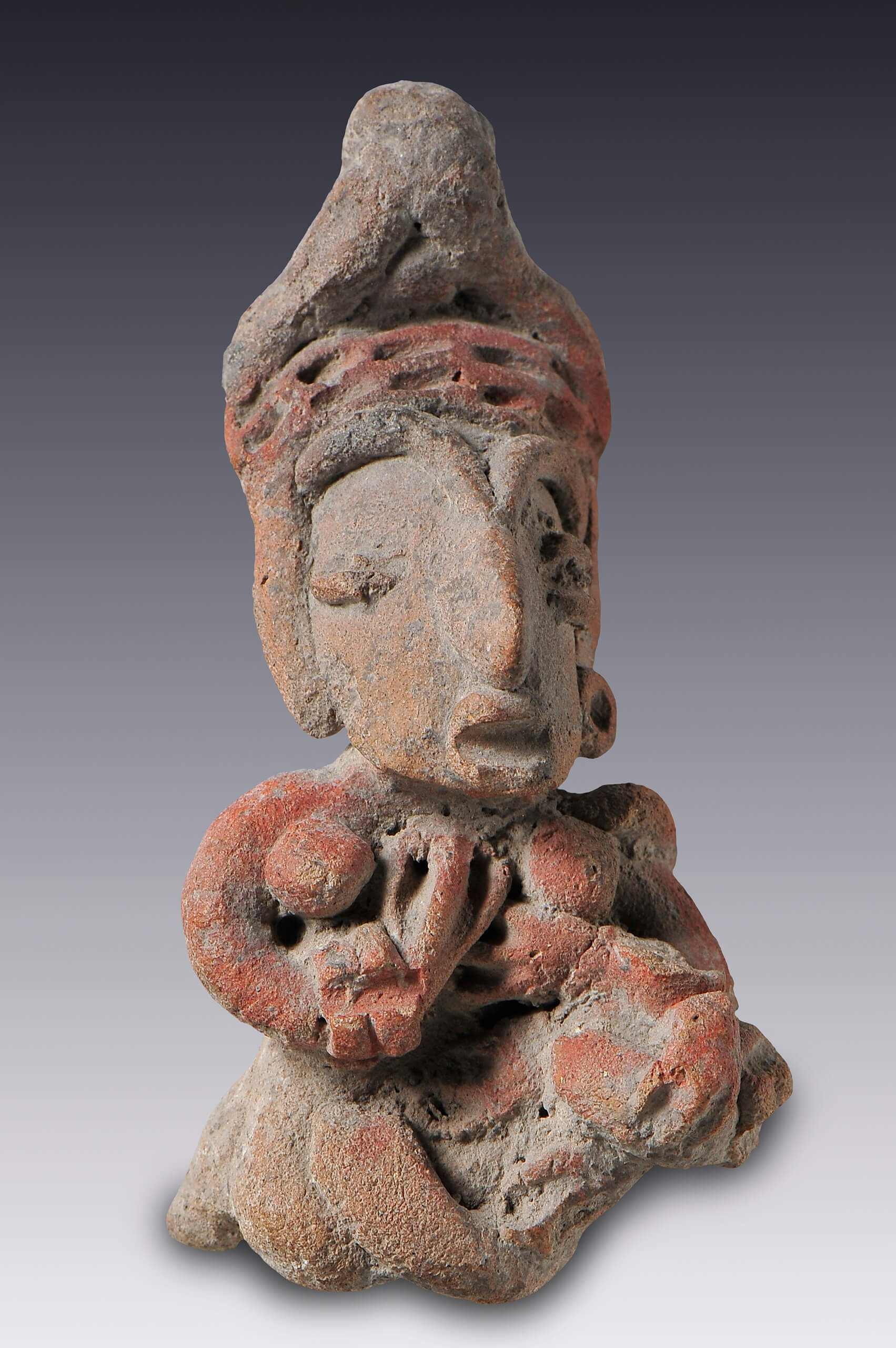 Mujer sentada con tocado alto | El México antiguo. Salas de Arte Prehispánico | Museo Amparo, Puebla