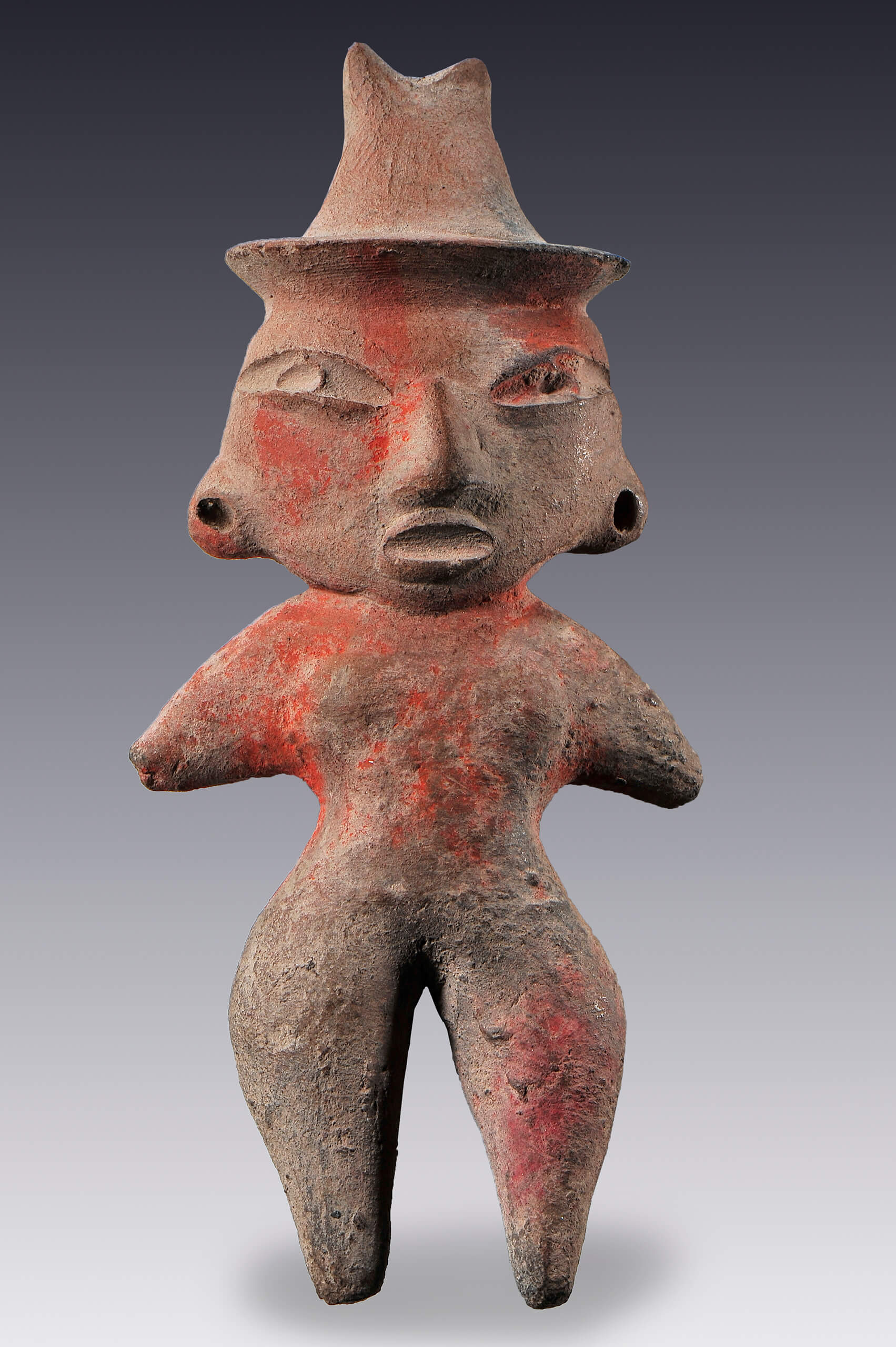 Personaje femenino de pie con gorro de dos puntas | El México antiguo. Salas de Arte Prehispánico | Museo Amparo, Puebla