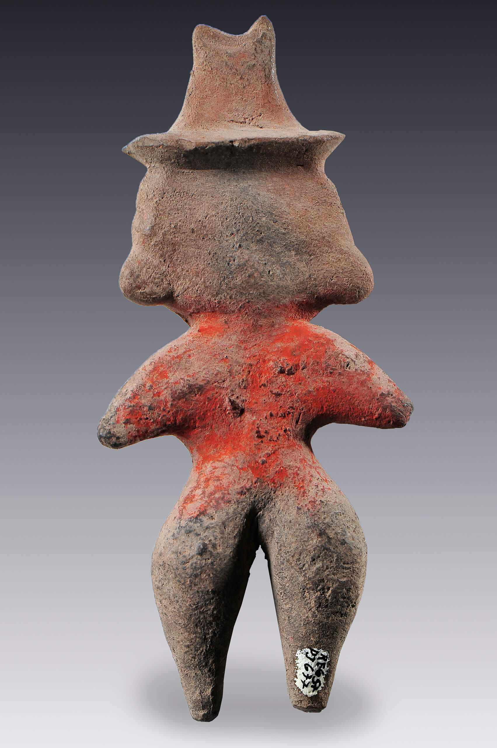 Personaje femenino de pie con gorro de dos puntas | El México antiguo. Salas de Arte Prehispánico | Museo Amparo, Puebla
