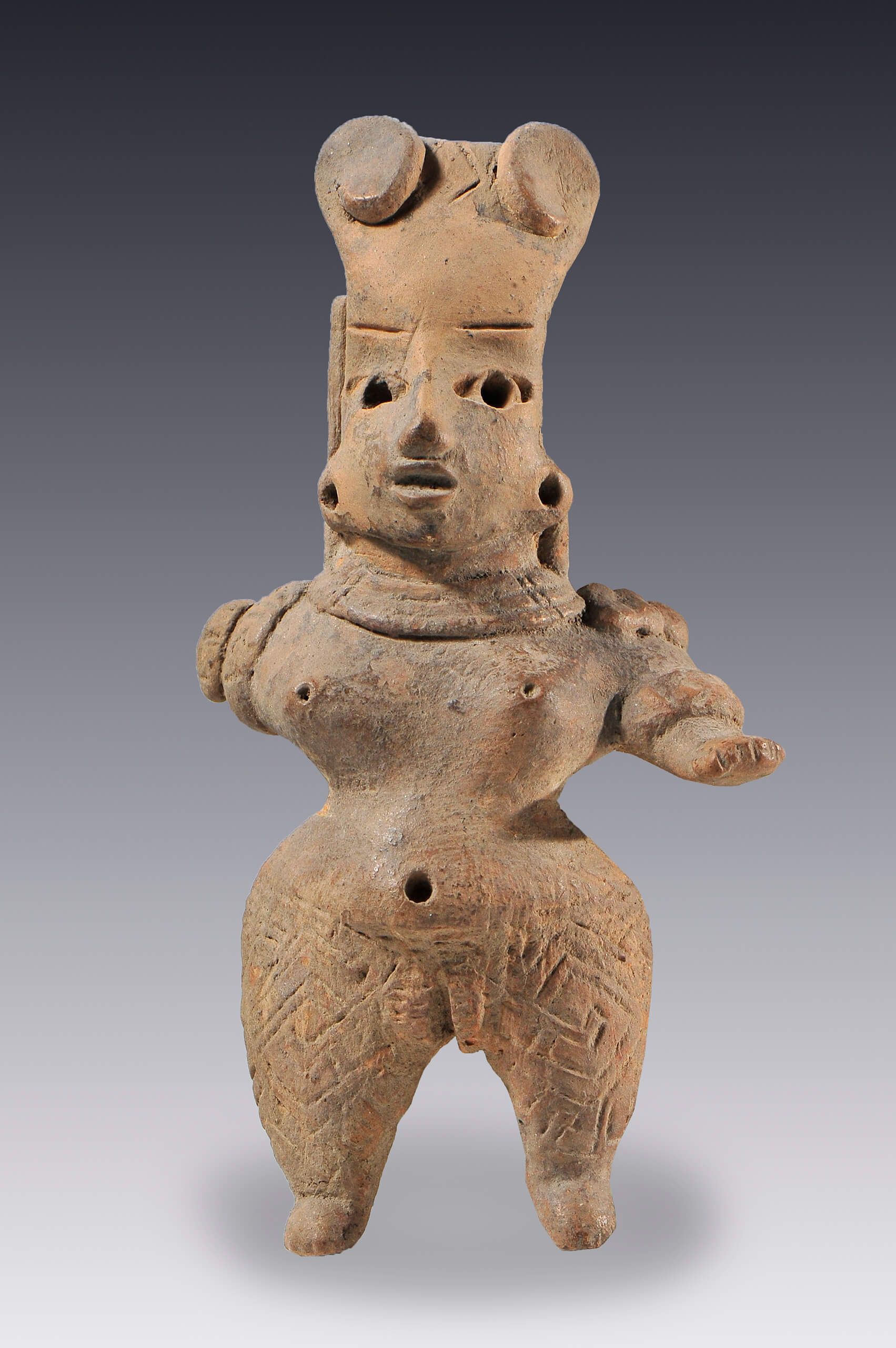 Mujer con decoración corporal esgrafiada | El México antiguo. Salas de Arte Prehispánico | Museo Amparo, Puebla