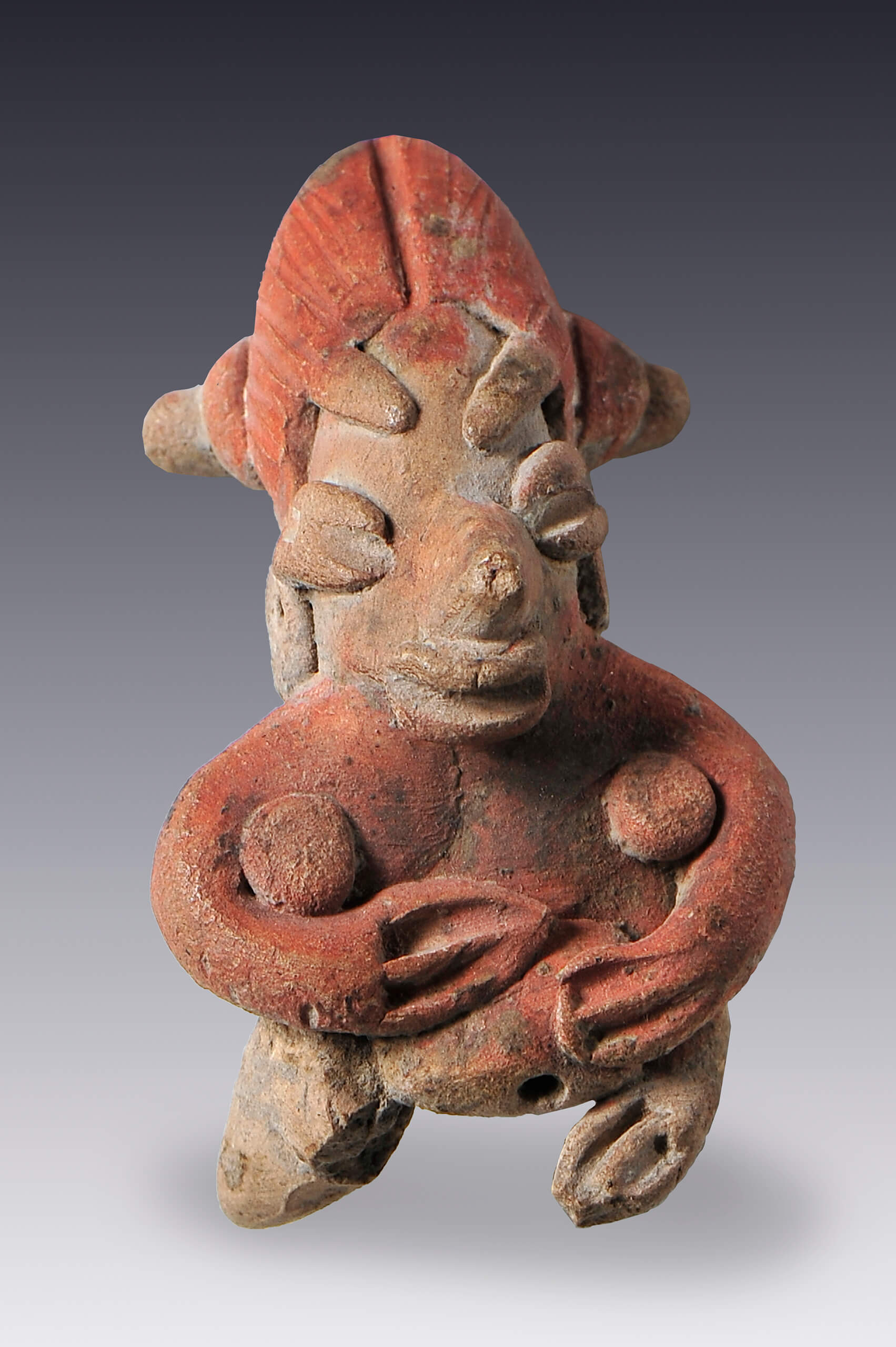 Mujer sentada con manos sobre vientre abultado | El México antiguo. Salas de Arte Prehispánico | Museo Amparo, Puebla