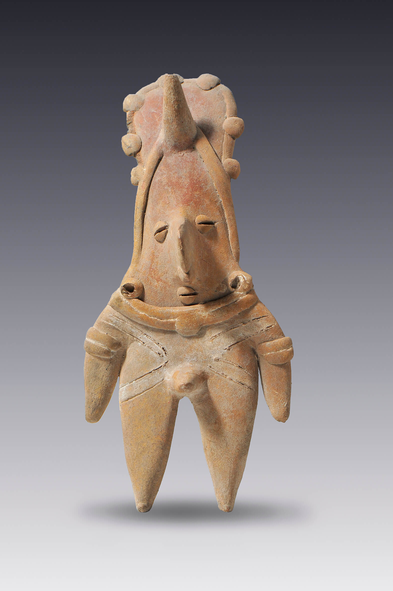 Hombre con tocados corniformes y protectores fálicos | El México antiguo. Salas de Arte Prehispánico | Museo Amparo, Puebla