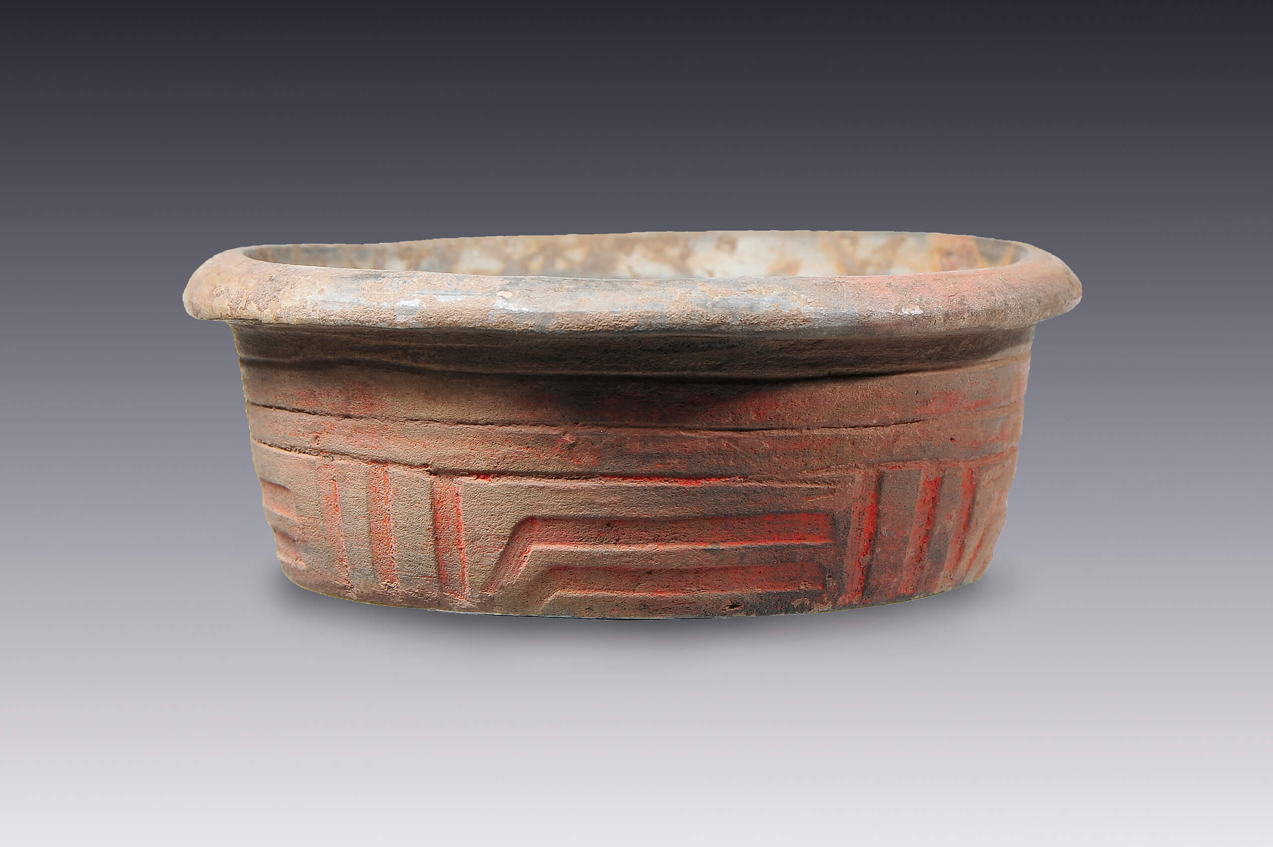 Vaso con reborde labial y decoración esgrafiada | El México antiguo. Salas de Arte Prehispánico | Museo Amparo, Puebla