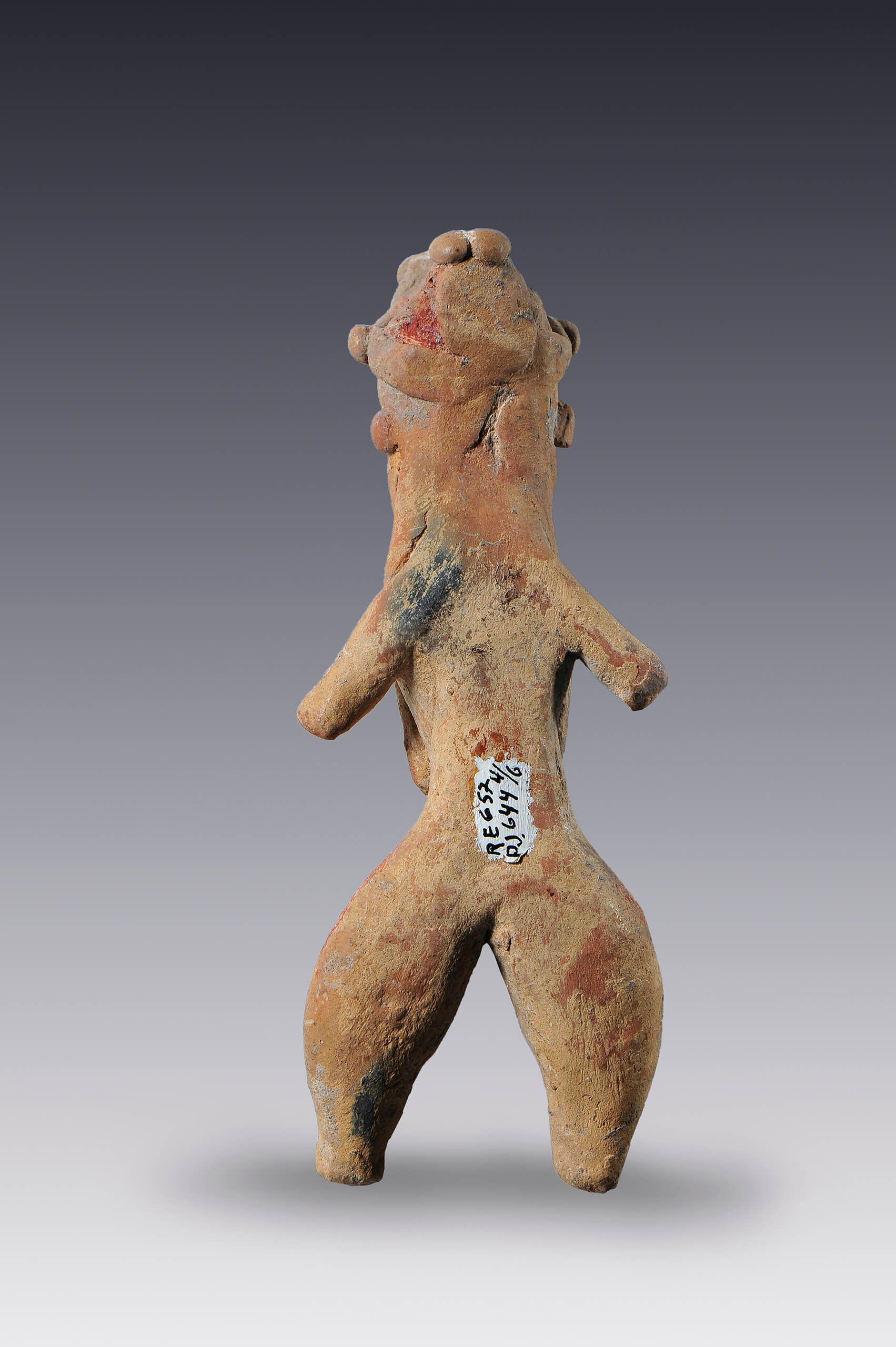 Personajes femeninos desnudos de pie, con pelo largo, con dos mechones sobre el pecho | El México antiguo. Salas de Arte Prehispánico | Museo Amparo, Puebla