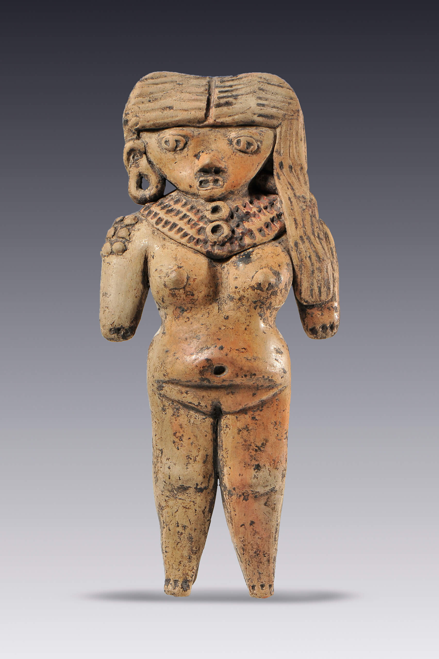 Mujer con larga cabellera peinada de lado | El México antiguo. Salas de Arte Prehispánico | Museo Amparo, Puebla