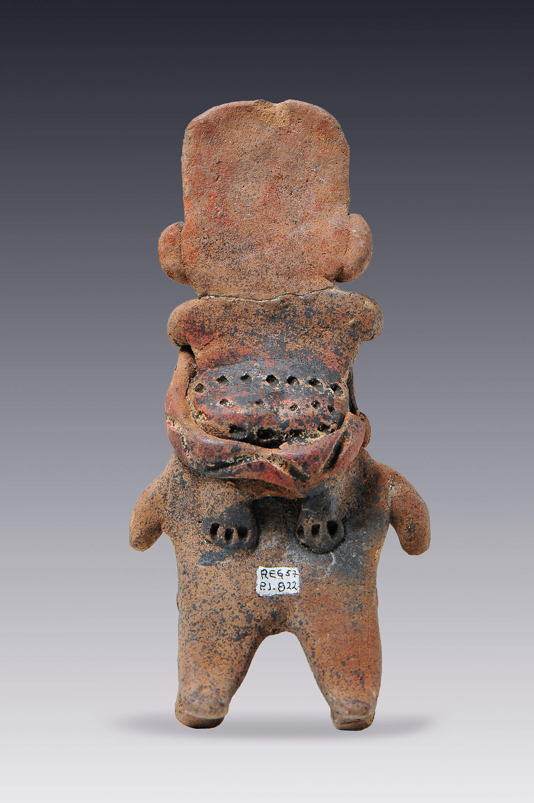 Personaje de pie, cargando a otro con un mecapal | El México antiguo. Salas de Arte Prehispánico | Museo Amparo, Puebla