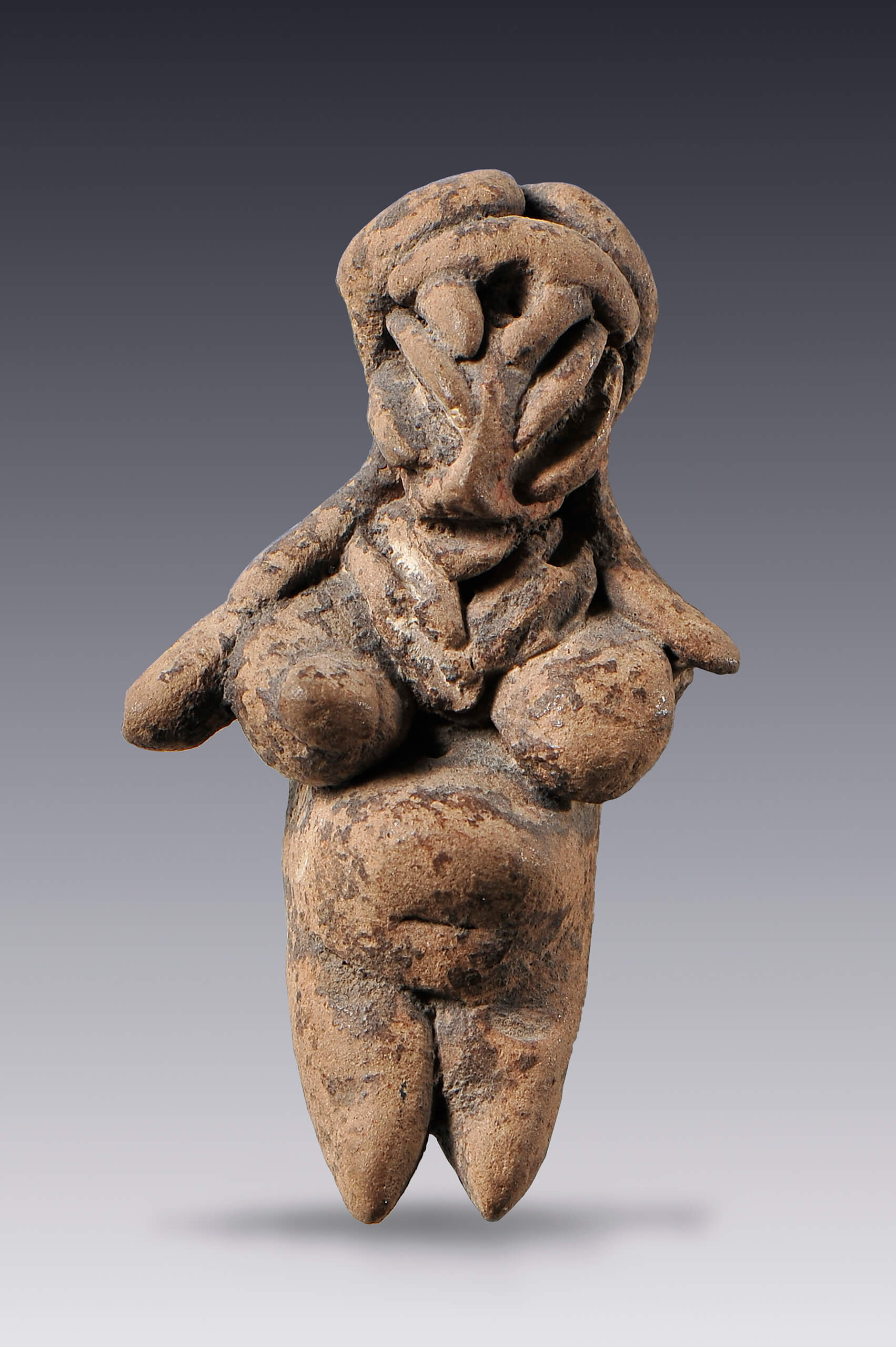 Mujer de pie, embarazada, con grandes pechos, pelo largo y collar | El México antiguo. Salas de Arte Prehispánico | Museo Amparo, Puebla