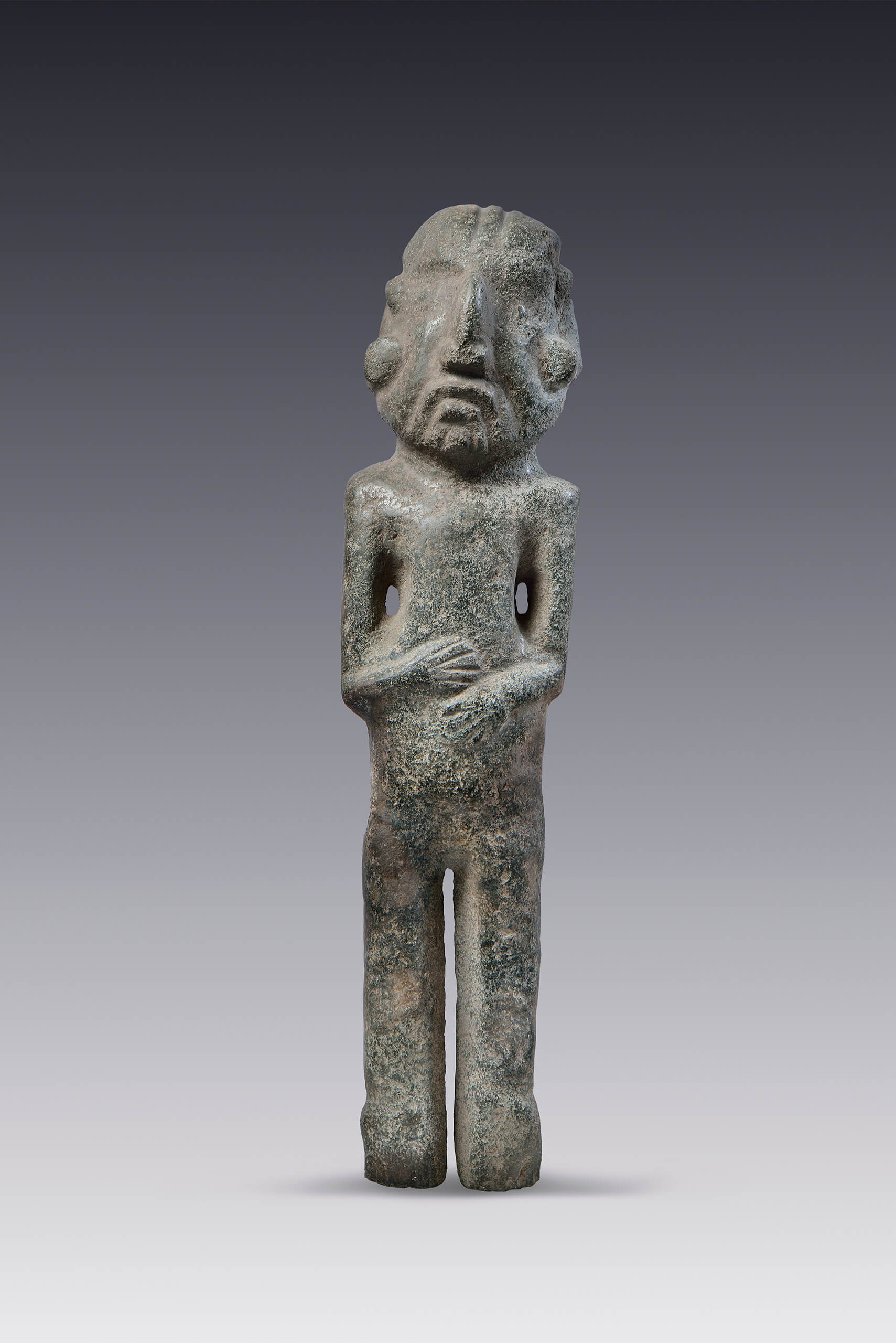 Hombre parado con los brazos en el abdomen | El México antiguo. Salas de Arte Prehispánico | Museo Amparo, Puebla