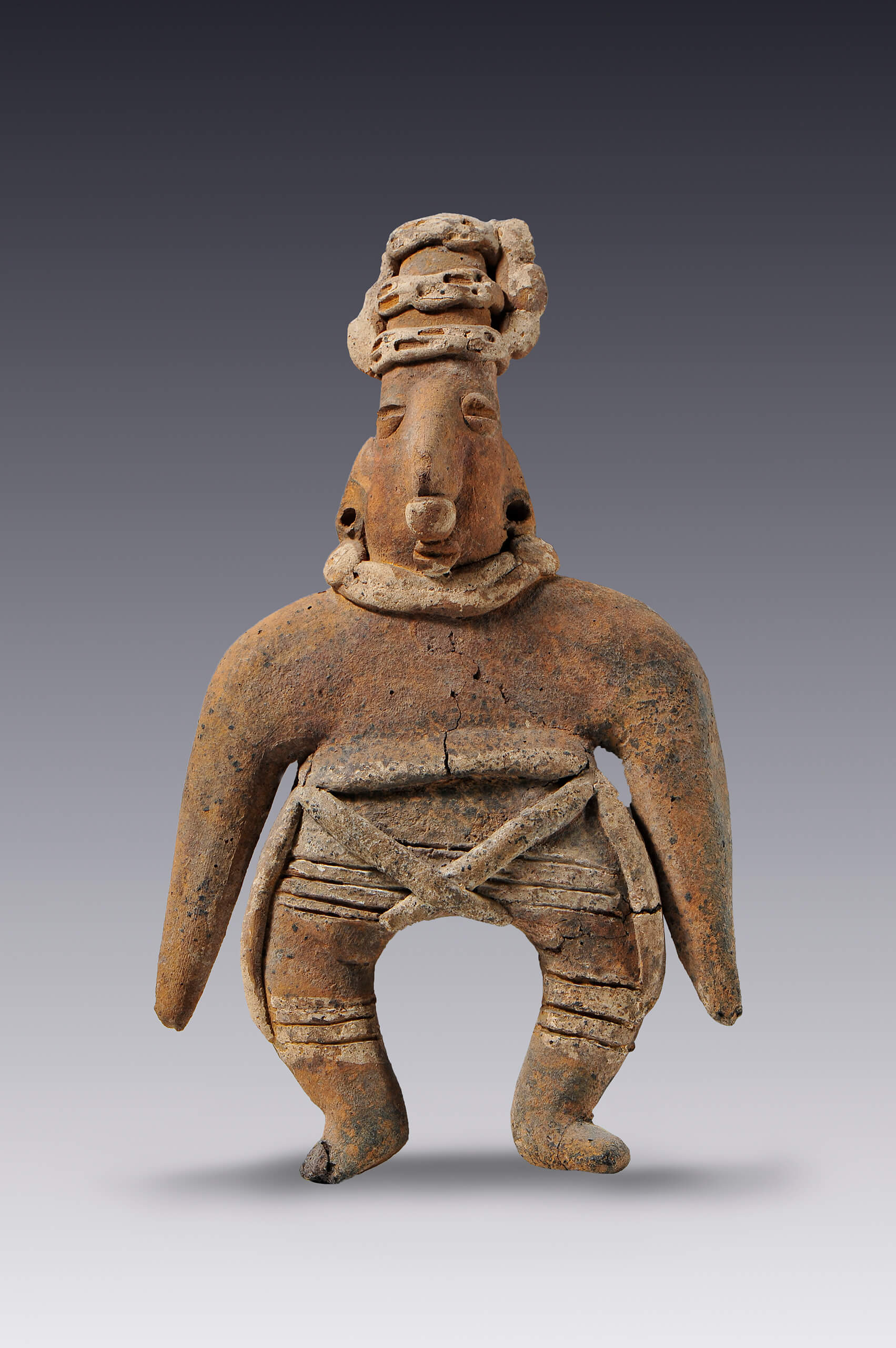 Hombre con tocado y enredo de cadera | El México antiguo. Salas de Arte Prehispánico | Museo Amparo, Puebla