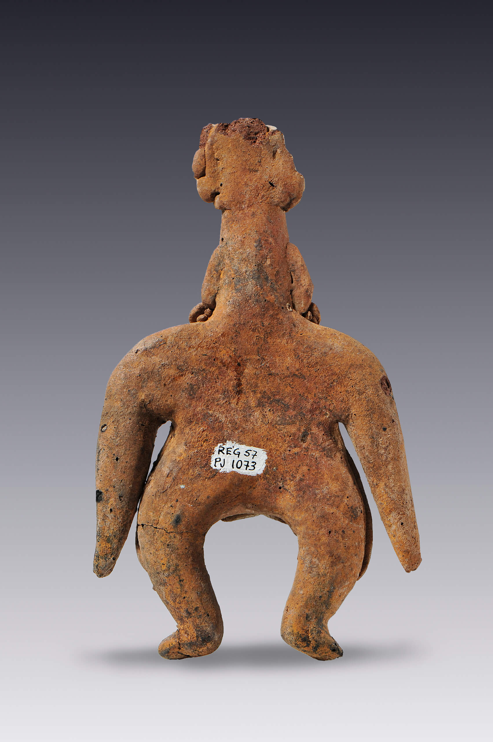 Hombre con tocado y enredo de cadera | El México antiguo. Salas de Arte Prehispánico | Museo Amparo, Puebla