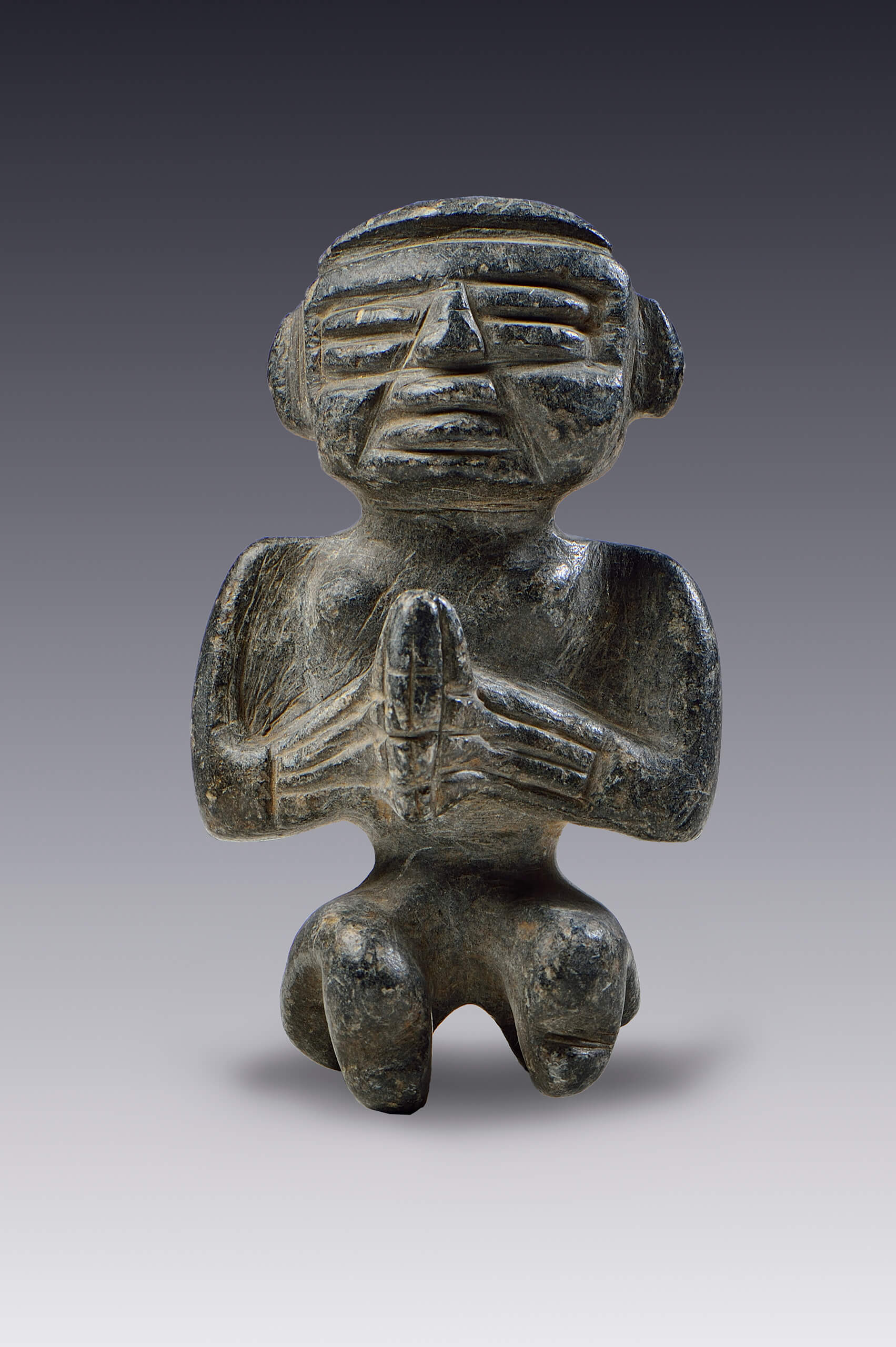 Hombre que se lleva los brazos al pecho | El México antiguo. Salas de Arte Prehispánico | Museo Amparo, Puebla